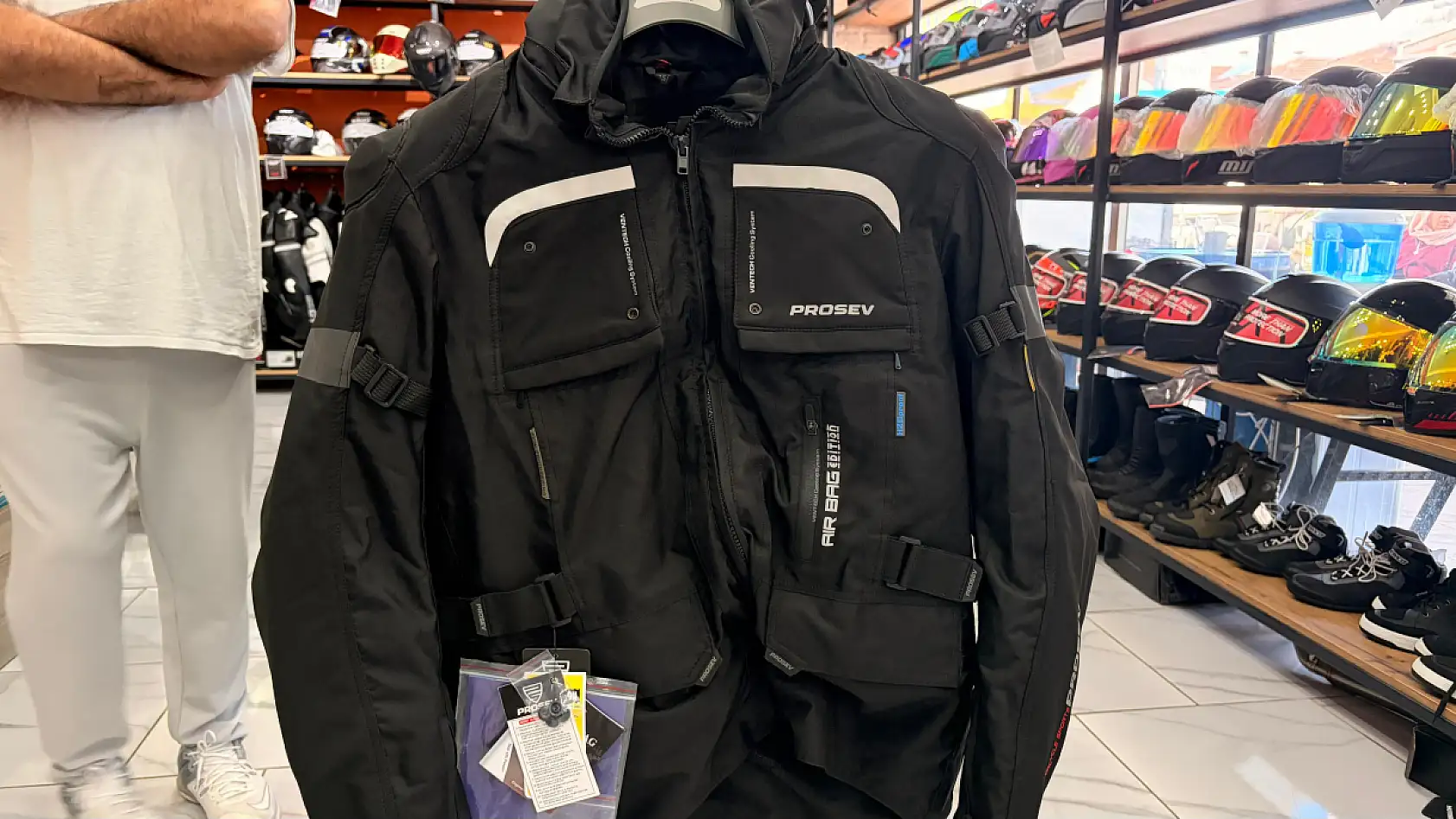 Fethiye'de bir ilk: Airbag'li koruyucu motosiklet montu satışa sunuldu