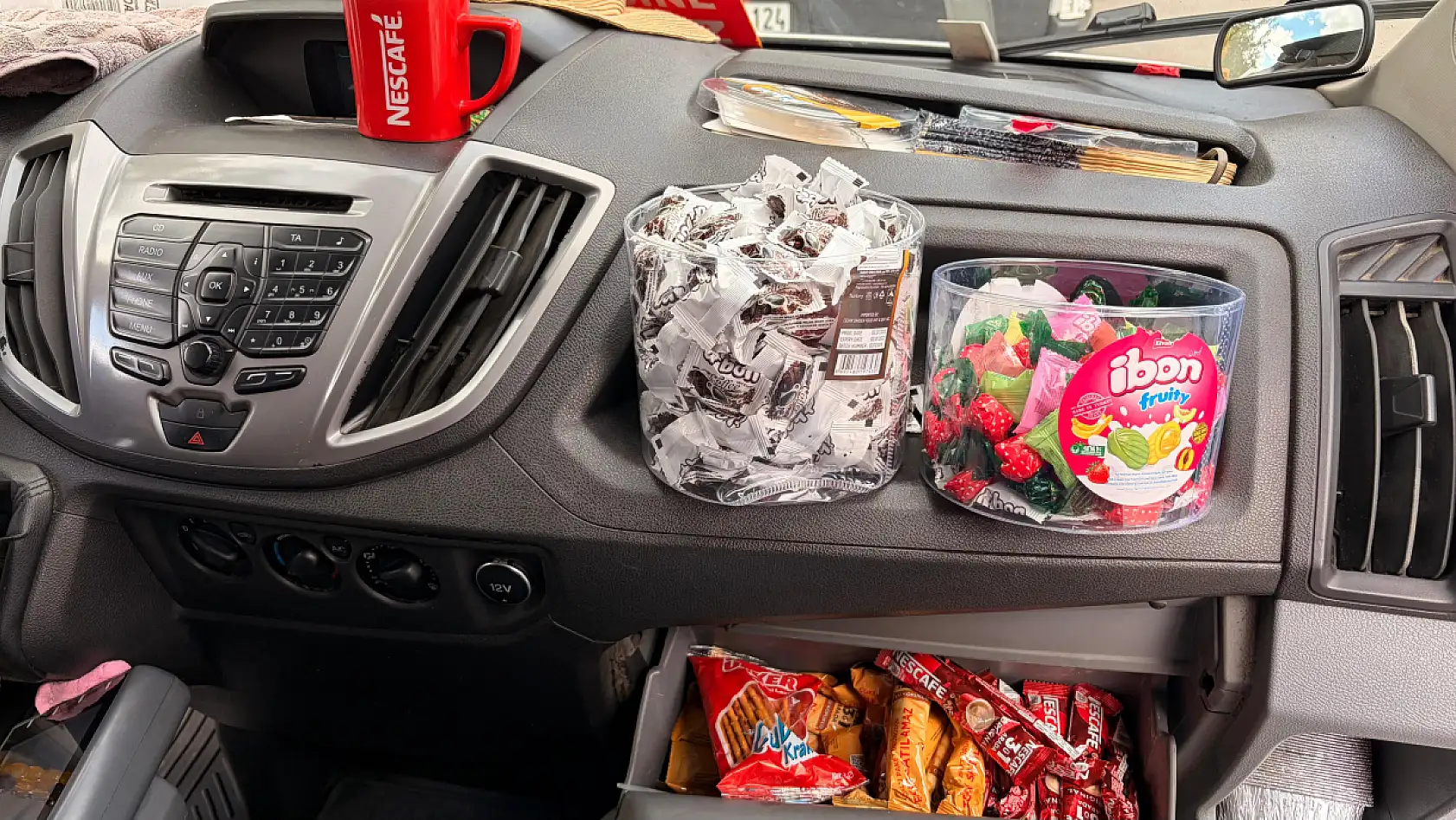 Fethiye'nin 'Şekerli Abi'si: Dolmuş Şoförü Özay Yalçın'dan 4 yıldır bitmeyen ikram geleneği