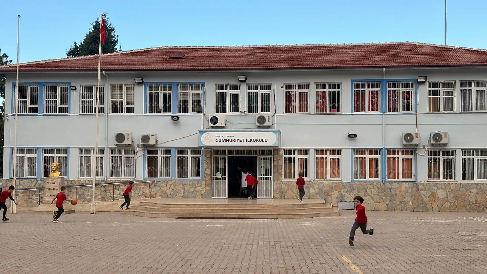 Fethiye'de öğrenciler ilk ara tatilin ardından dersbaşı yaptı