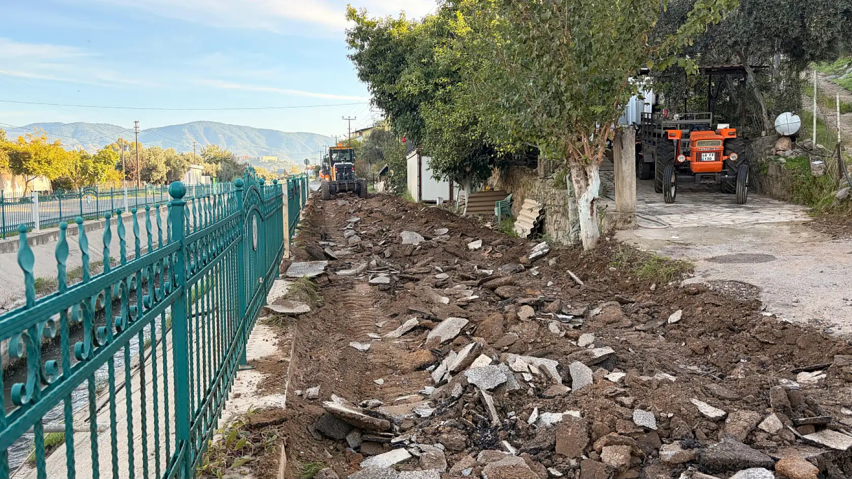Fethiye'de Hıdırlık mevkii kanal boyunda yol çalışmaları başladı