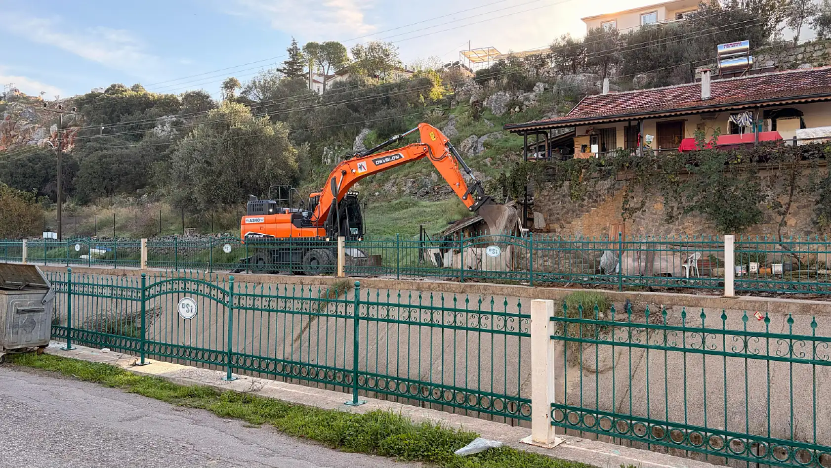 Fethiye'de Hıdırlık mevkii kanal boyunda yol çalışmaları başladı
