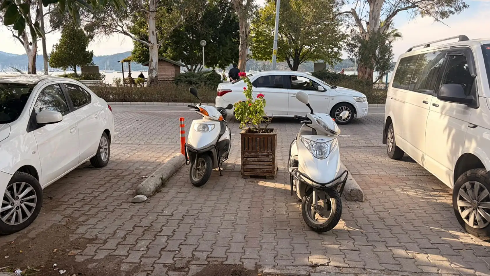 Fethiye Bahriye Üçok Parkı girişindeki motorlar tepkiye neden oldu