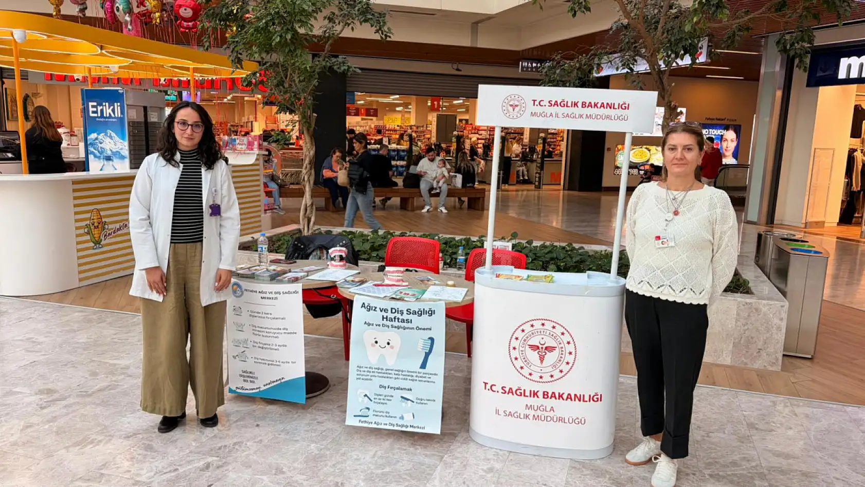 Fethiye'de Ağız ve Diş Sağlığı Haftası'nda vatandaşları bilgilendirme standı