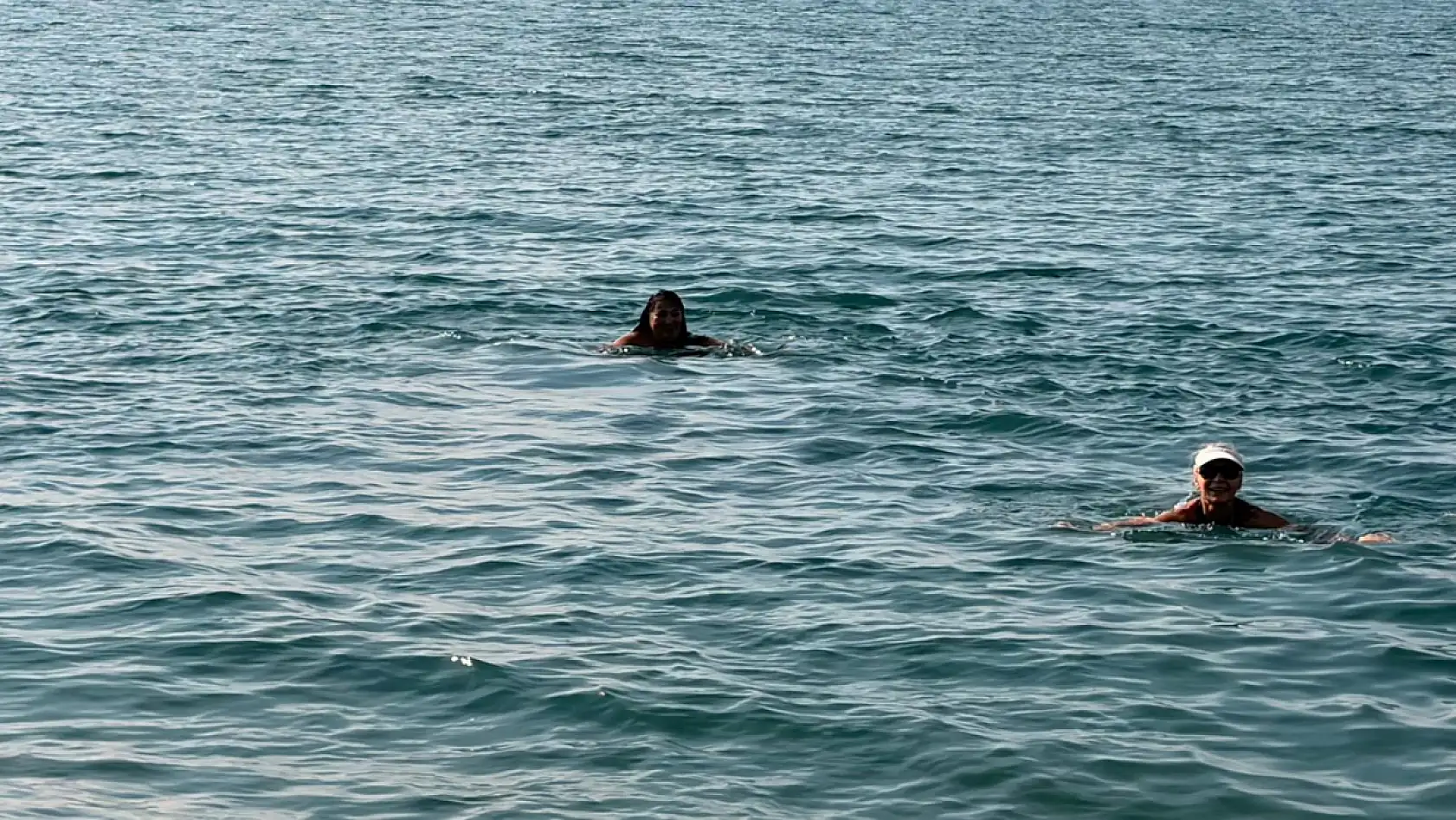 Fethiye'de sıcak havayı Çalış Plajı'nda değerlendirdiler