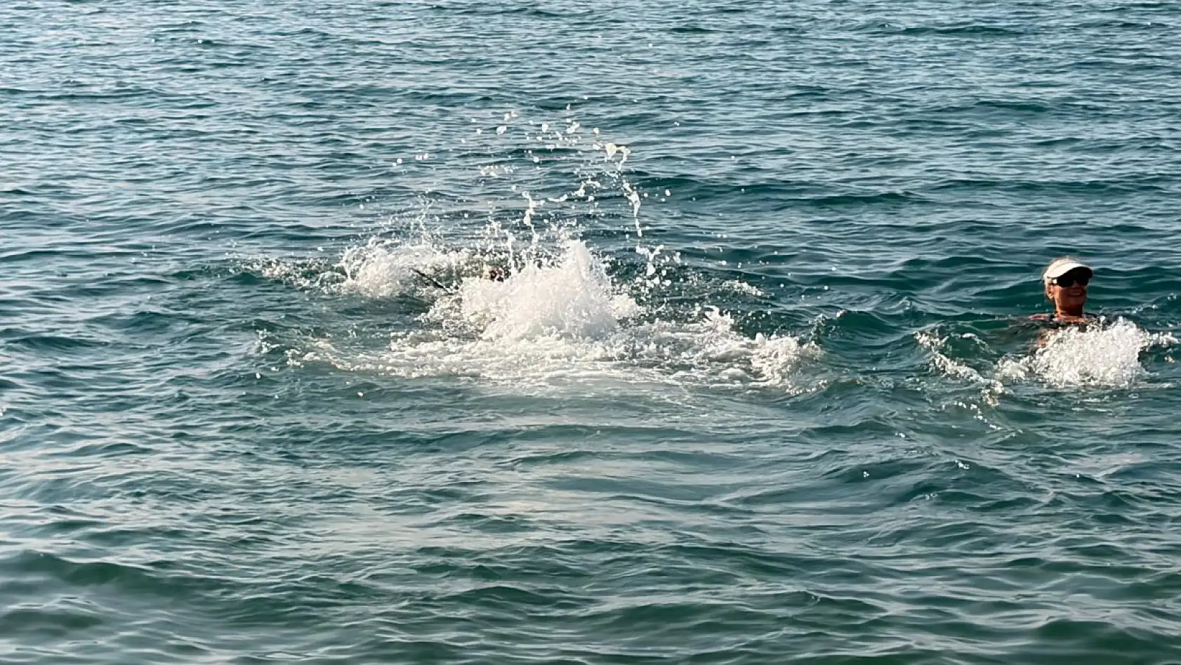 Fethiye'de sıcak havayı Çalış Plajı'nda değerlendirdiler