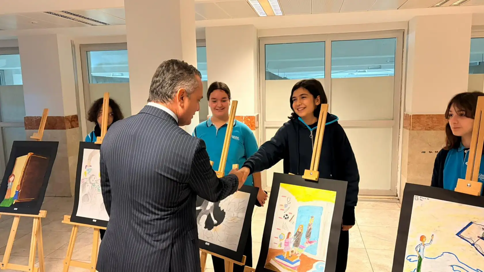 Fethiye'de 'Öğrenci Gözünden Öğretmenler Günü' sergisi