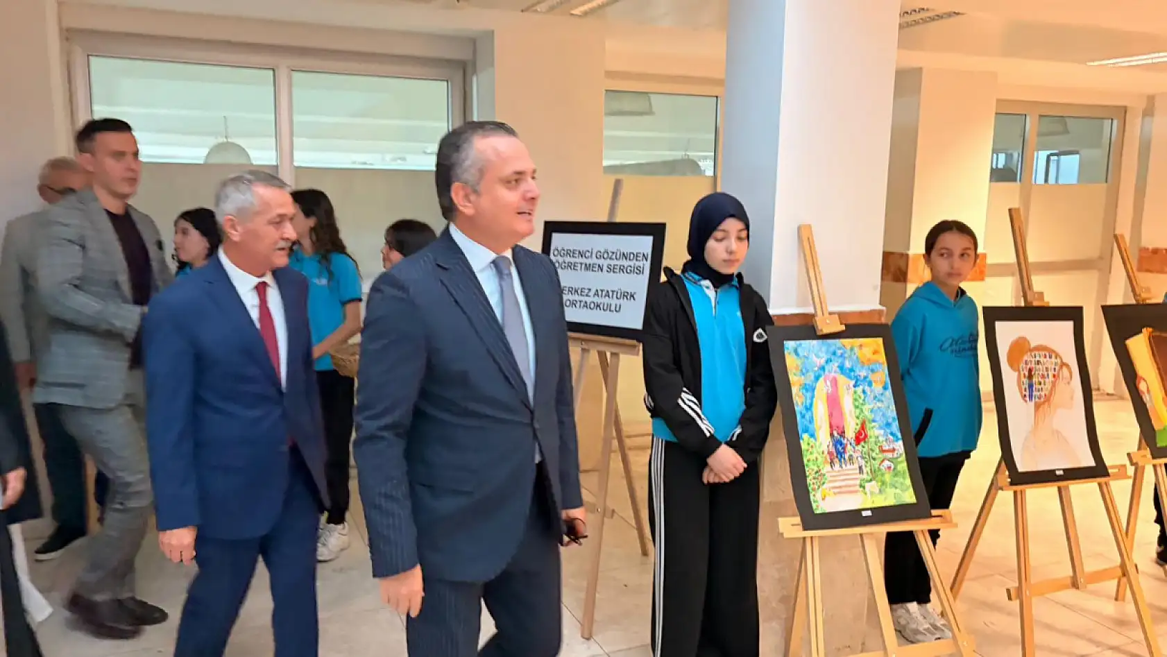 Fethiye'de 'Öğrenci Gözünden Öğretmenler Günü' sergisi