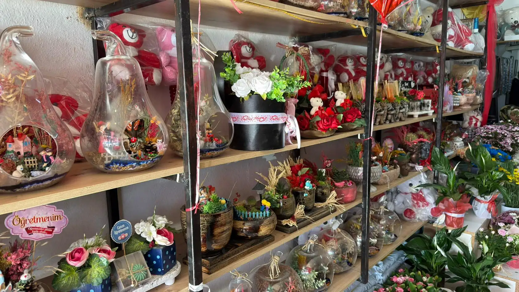 Fethiye'de Öğretmenler Günü'nde çiçekçiler de yoğunluk