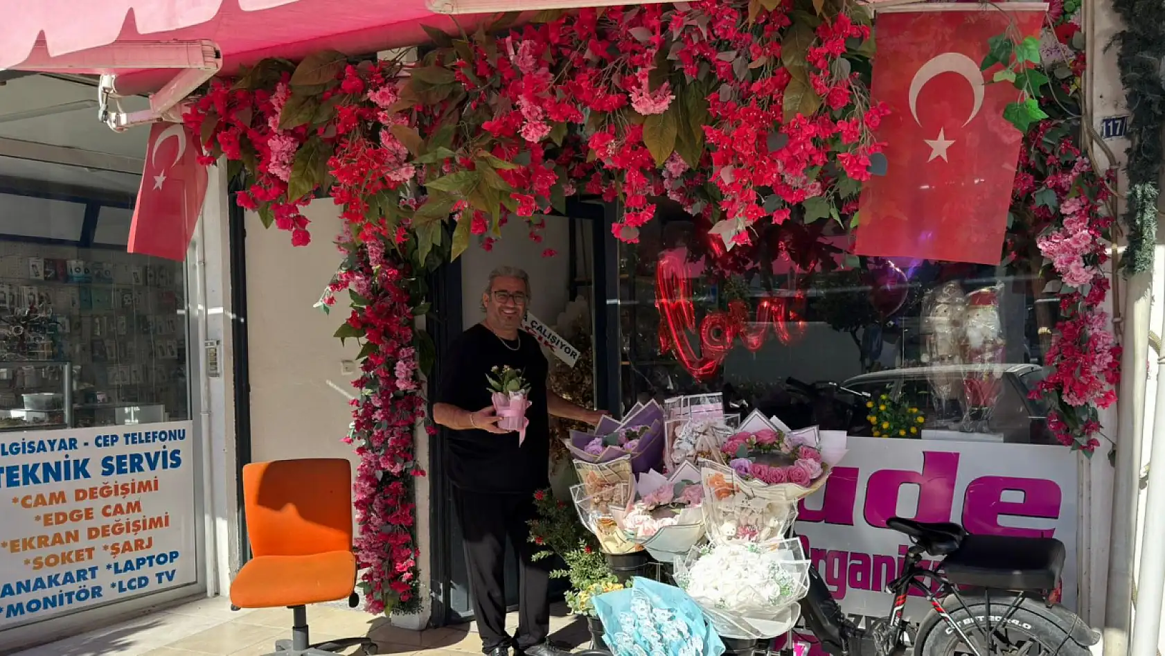 Fethiye'de Öğretmenler Günü'nde çiçekçiler de yoğunluk