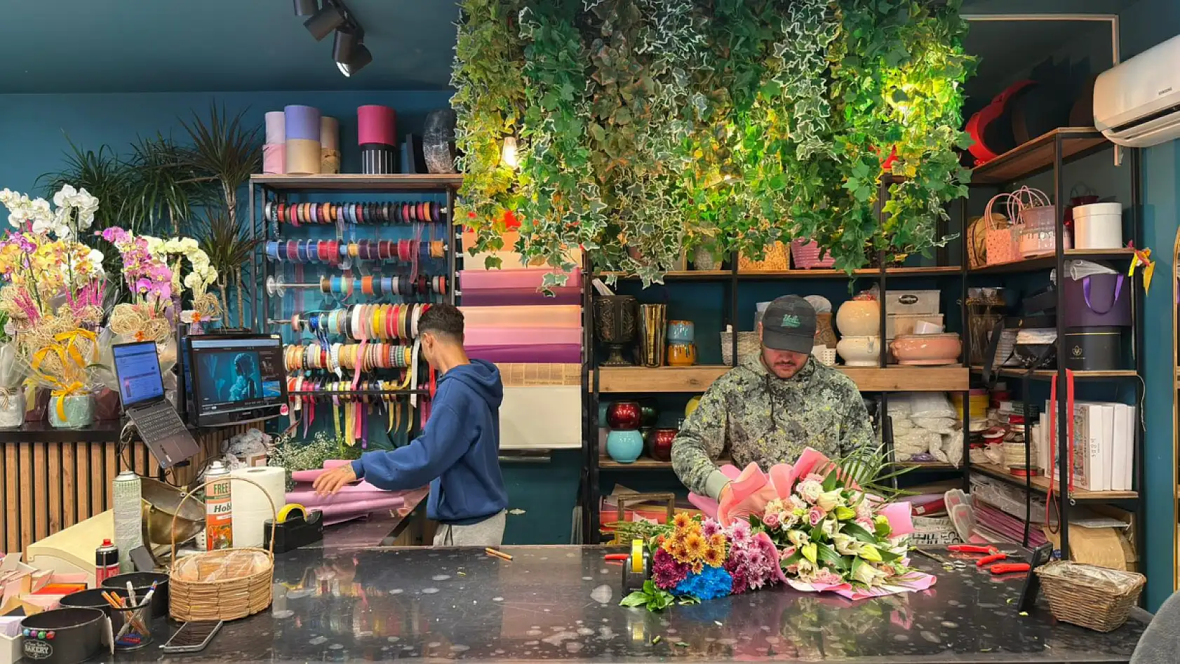 Fethiye'de Öğretmenler Günü'nde çiçekçiler de yoğunluk