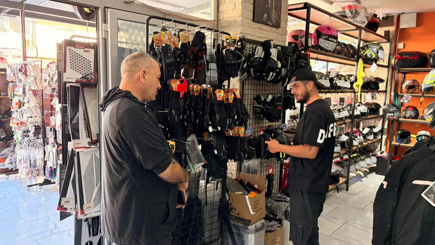 Fethiye'de sürücüler, Motorun Mağazası'ndan koruma ekipmanlarını tercih ediyor