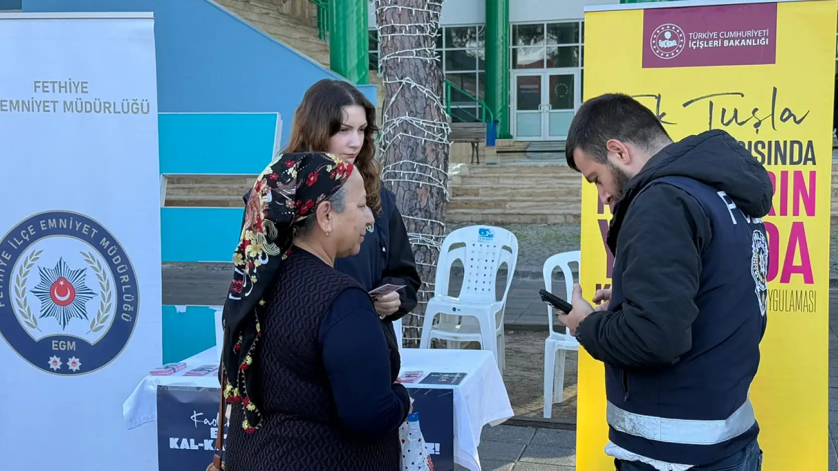Fethiye Polisinden Beşkaza Meydanı'nda KADES bilgilendirmesi