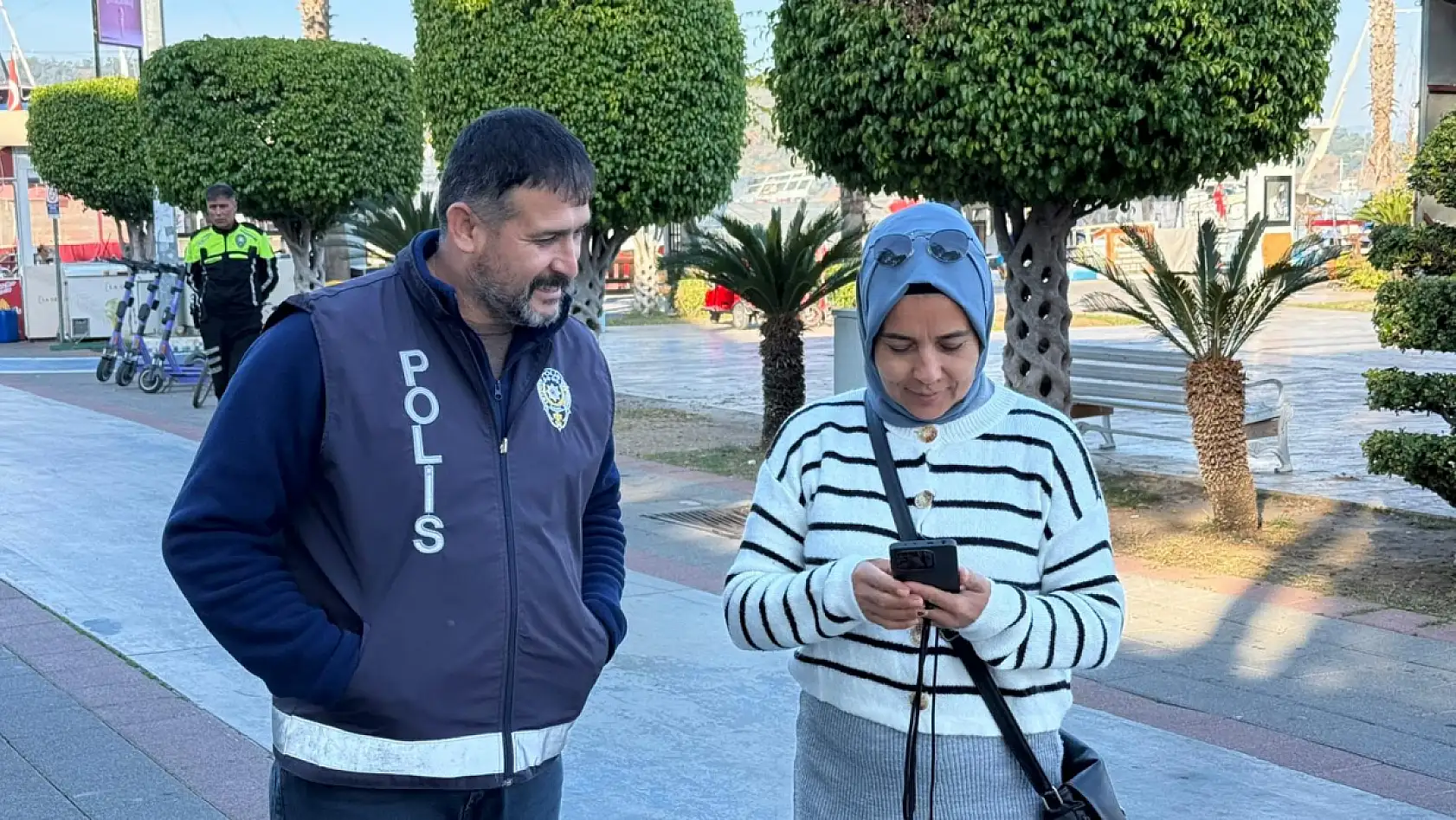 Fethiye Polisinden Beşkaza Meydanı'nda KADES bilgilendirmesi