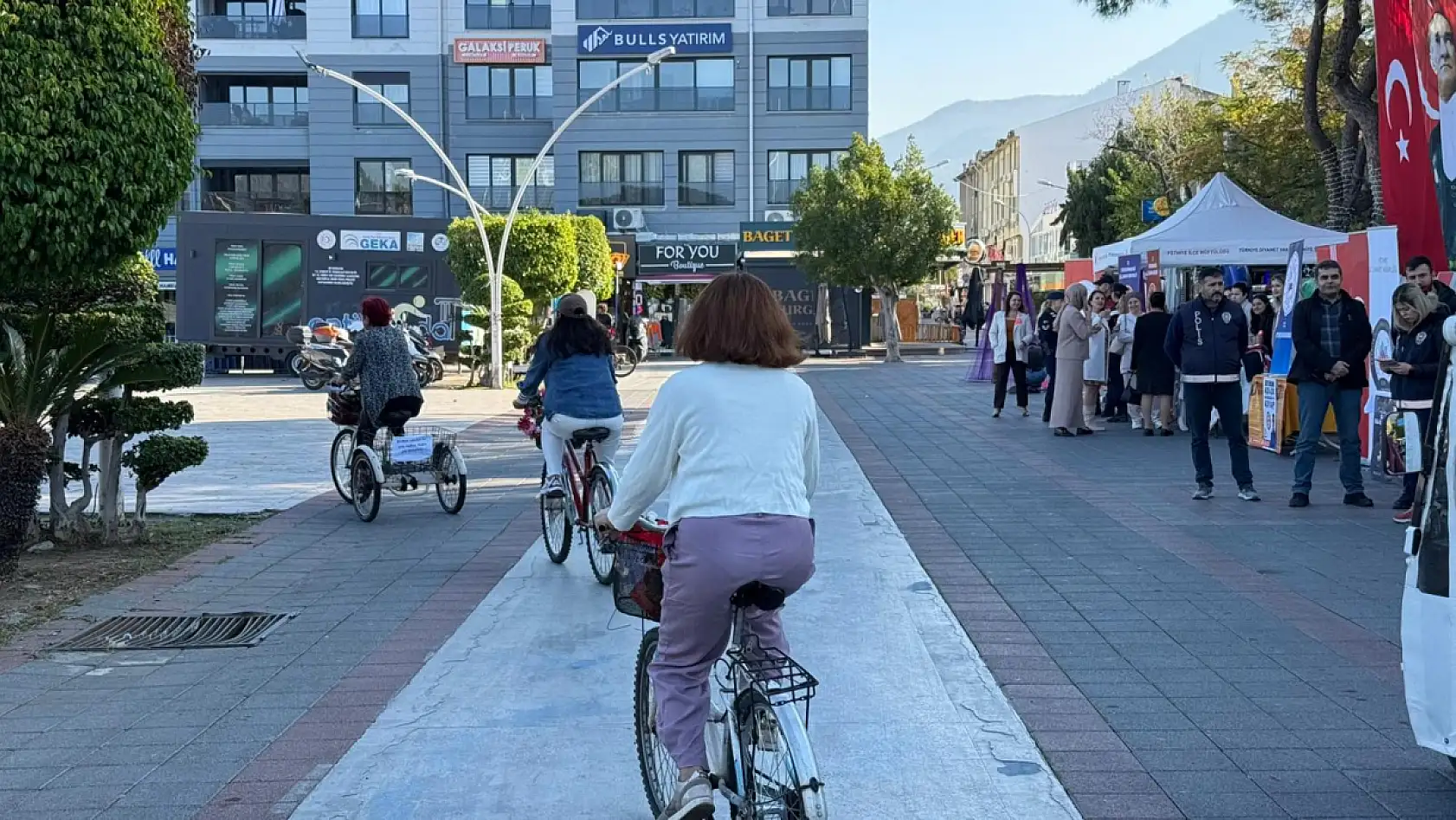 Fethiye'de bisikletli kadınlardan şiddete karşı destek sürüşü