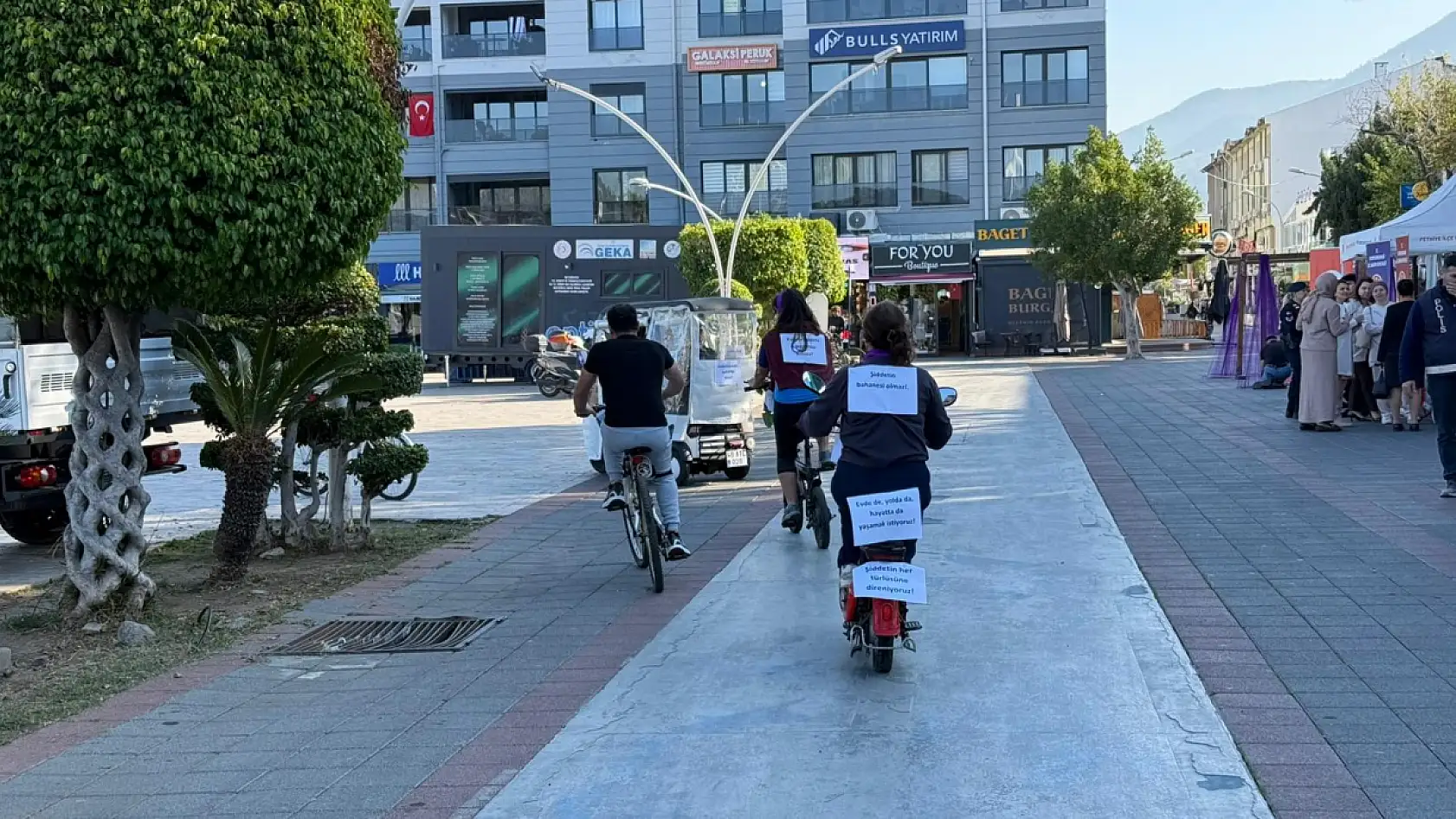 Fethiye'de bisikletli kadınlardan şiddete karşı destek sürüşü