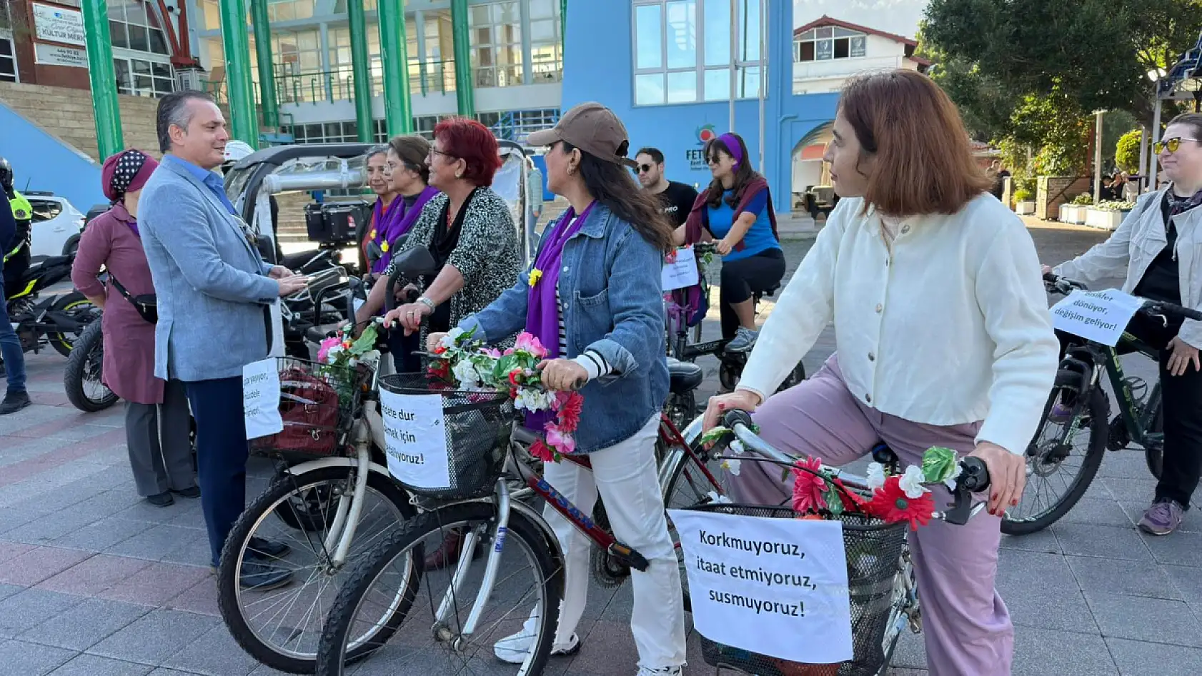 Fethiye'de bisikletli kadınlardan şiddete karşı destek sürüşü