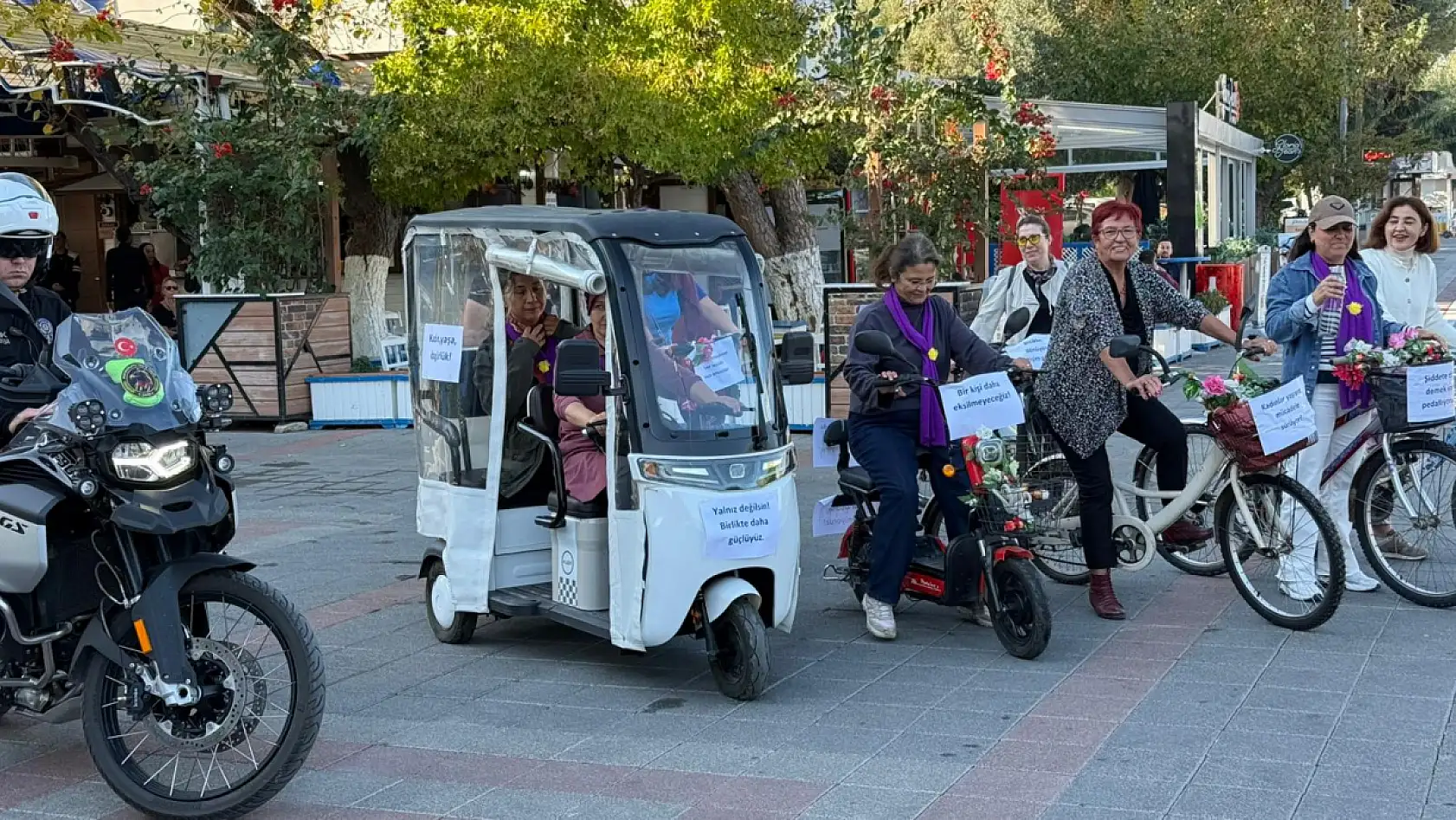 Fethiye'de bisikletli kadınlardan şiddete karşı destek sürüşü