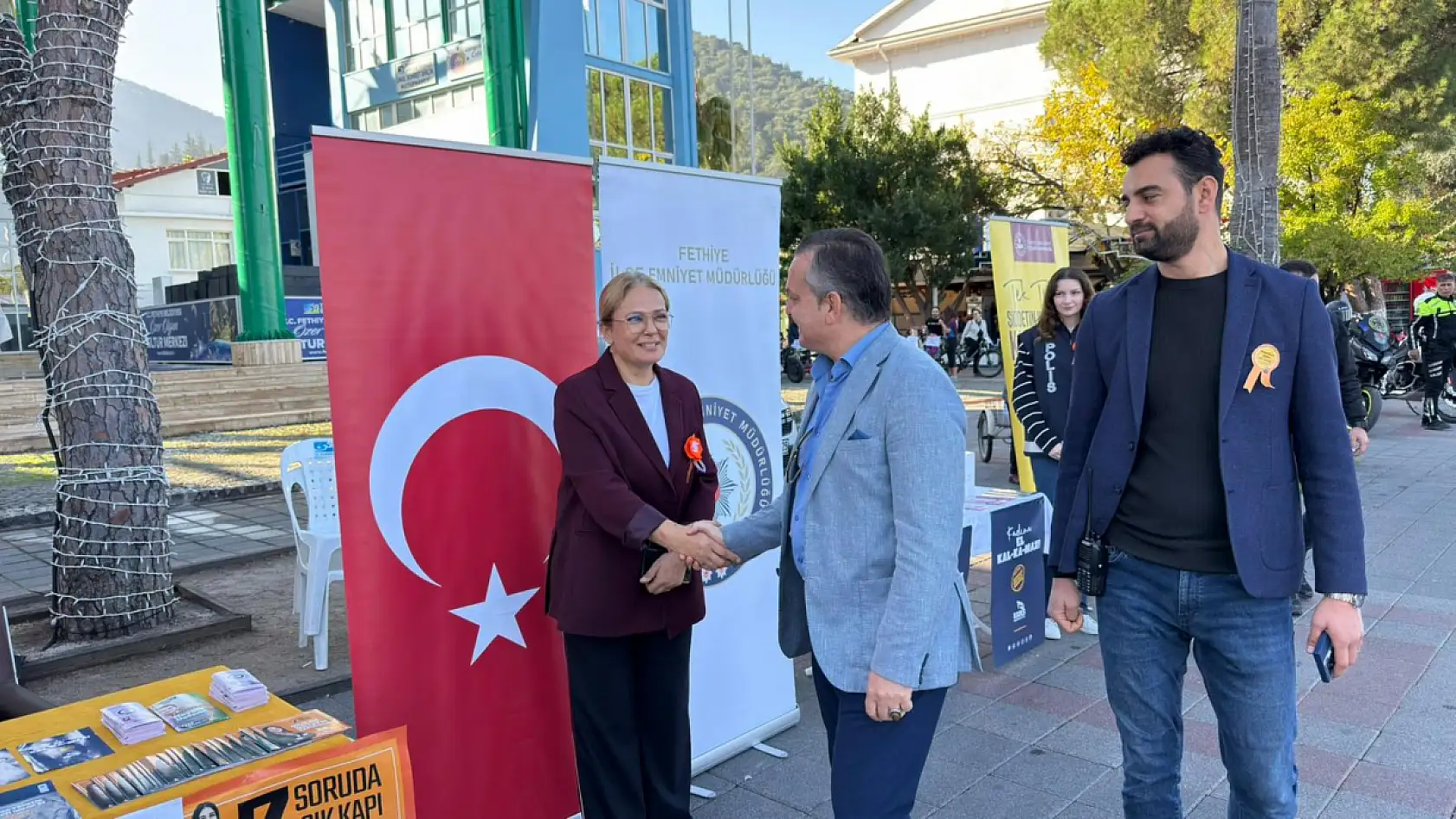 Fethiye Kaymakamı Fatih Akkaya, 25 Kasım stantlarını ziyaret etti