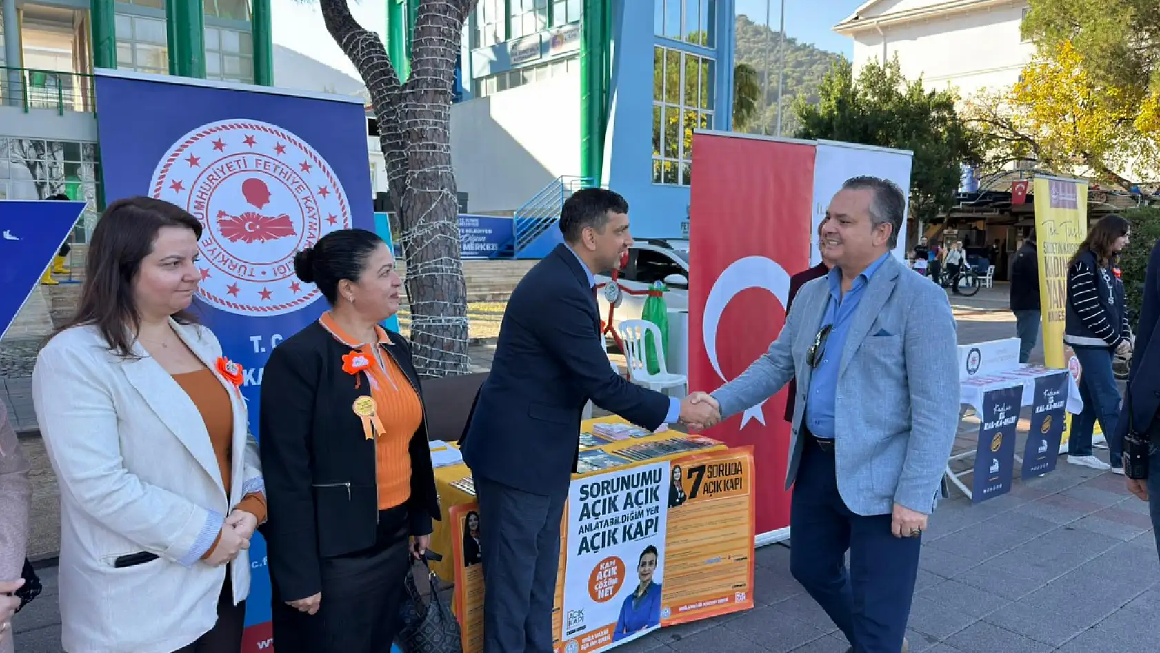 Fethiye Kaymakamı Fatih Akkaya, 25 Kasım stantlarını ziyaret etti