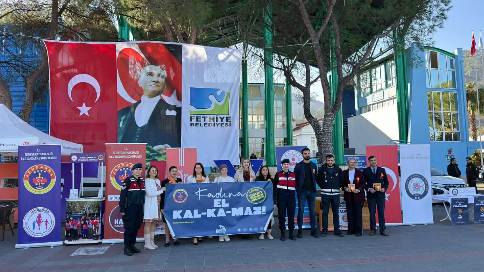 Fethiye Kaymakamı Fatih Akkaya, 25 Kasım stantlarını ziyaret etti