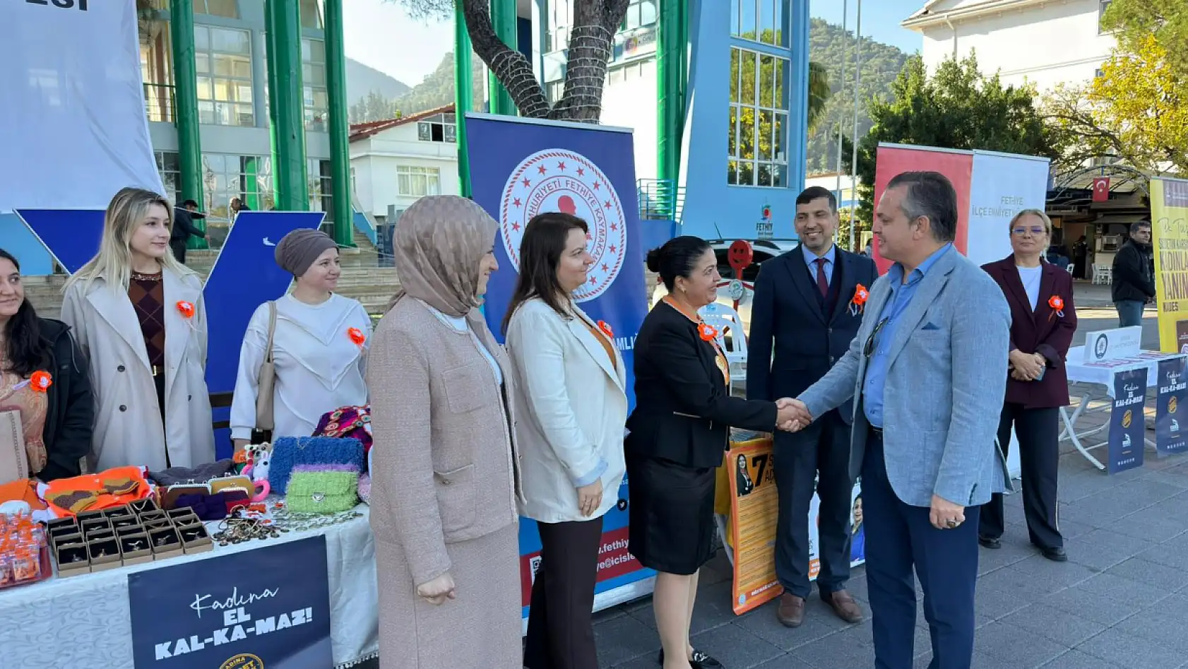 Fethiye Kaymakamı Fatih Akkaya, 25 Kasım stantlarını ziyaret etti