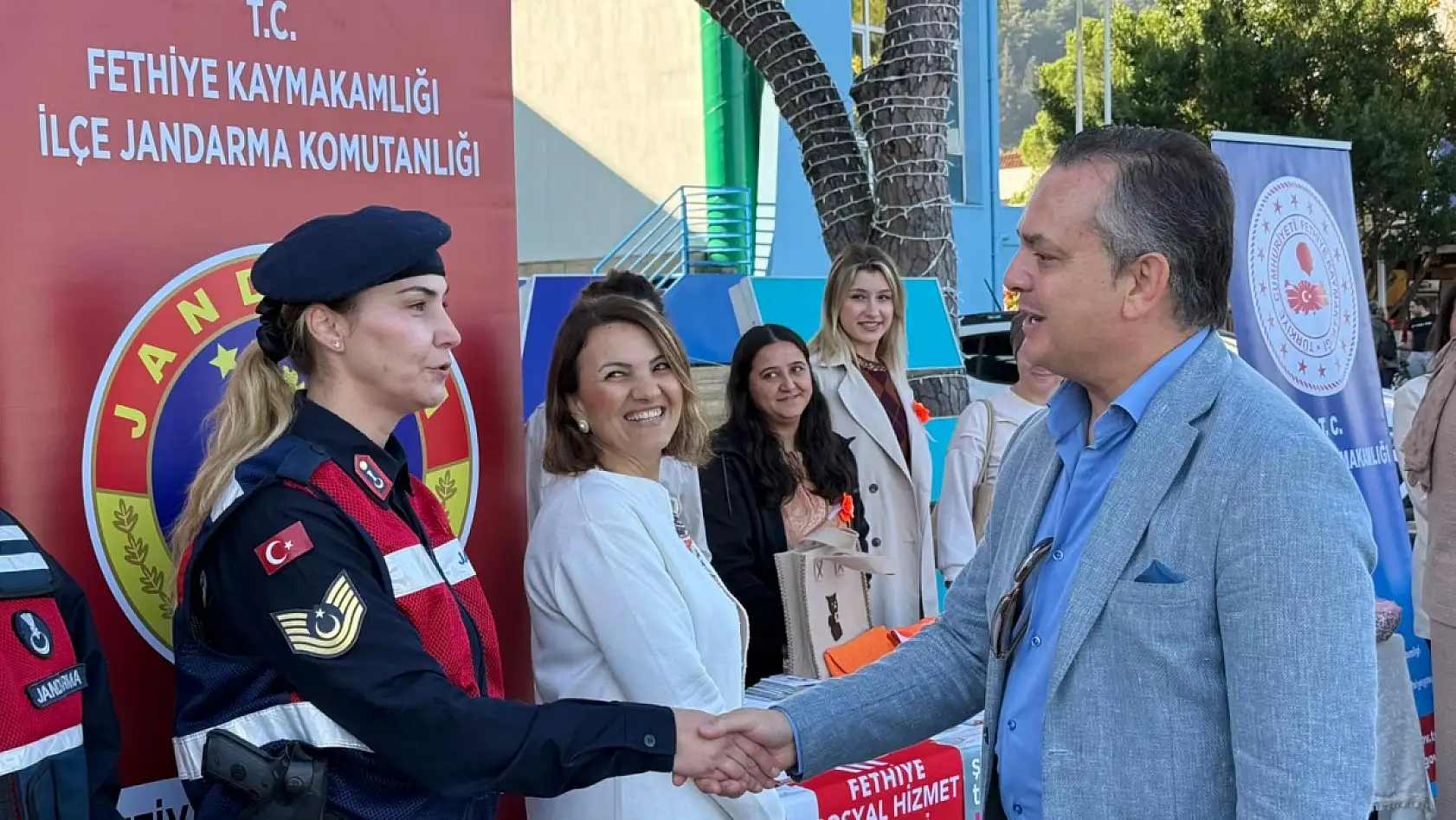 Fethiye Kaymakamı Fatih Akkaya, 25 Kasım stantlarını ziyaret etti