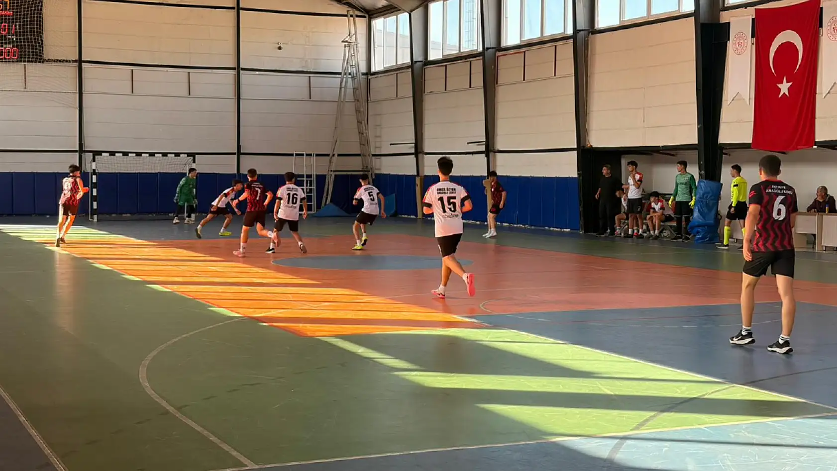 Fethiye'de okul sporlarına büyük ilgi: Futsal Turnuvasında 18 okul mücadele ediyor