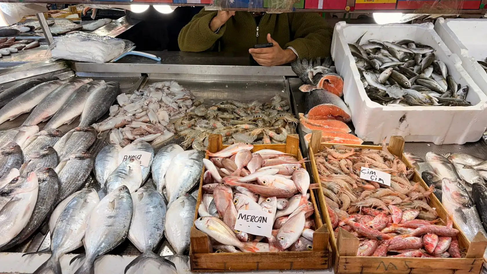 Fethiye Balık Hali'nde tezgâhlar dolu: Hamsi ucuz, Barbun cep yakıyor