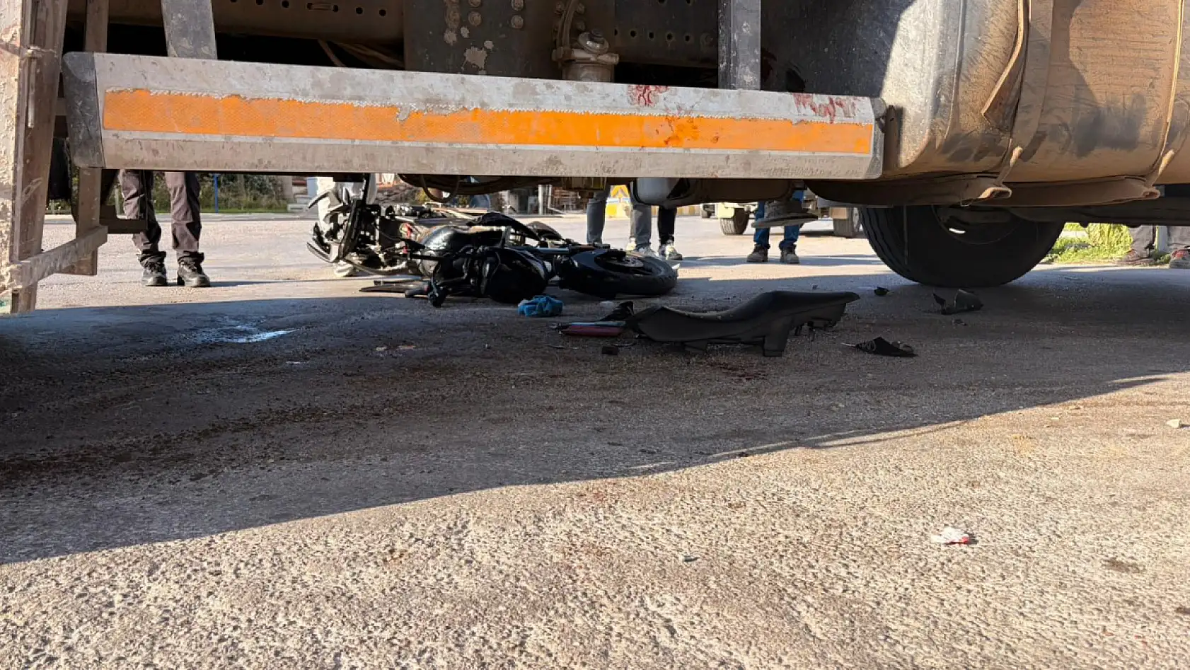 Fethiye'de Adnan Menderes Bulvarı'nda motosiklet kamyonun altına girdi