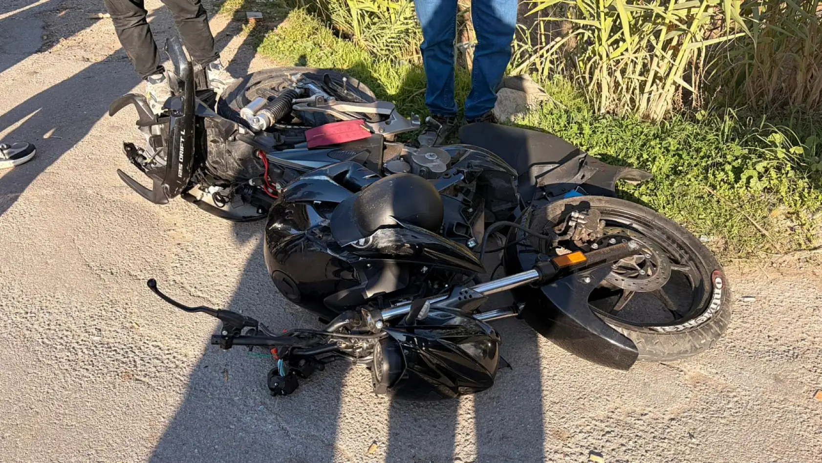 Fethiye'de Adnan Menderes Bulvarı'nda motosiklet kamyonun altına girdi