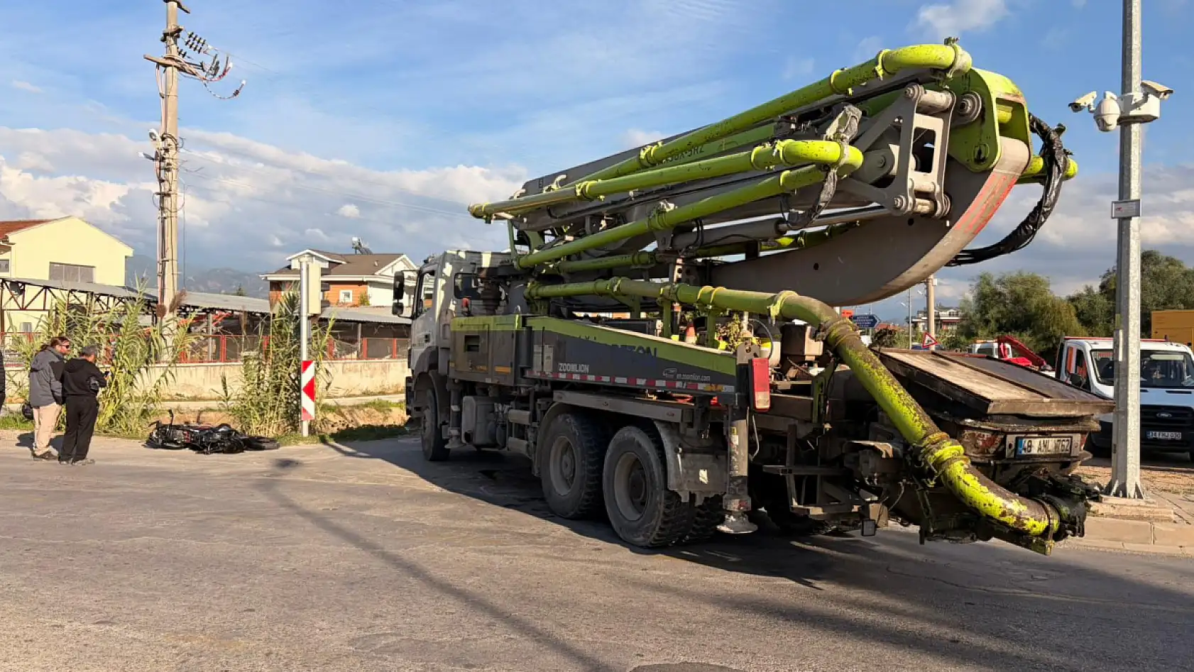 Fethiye'de Adnan Menderes Bulvarı'nda motosiklet kamyonun altına girdi