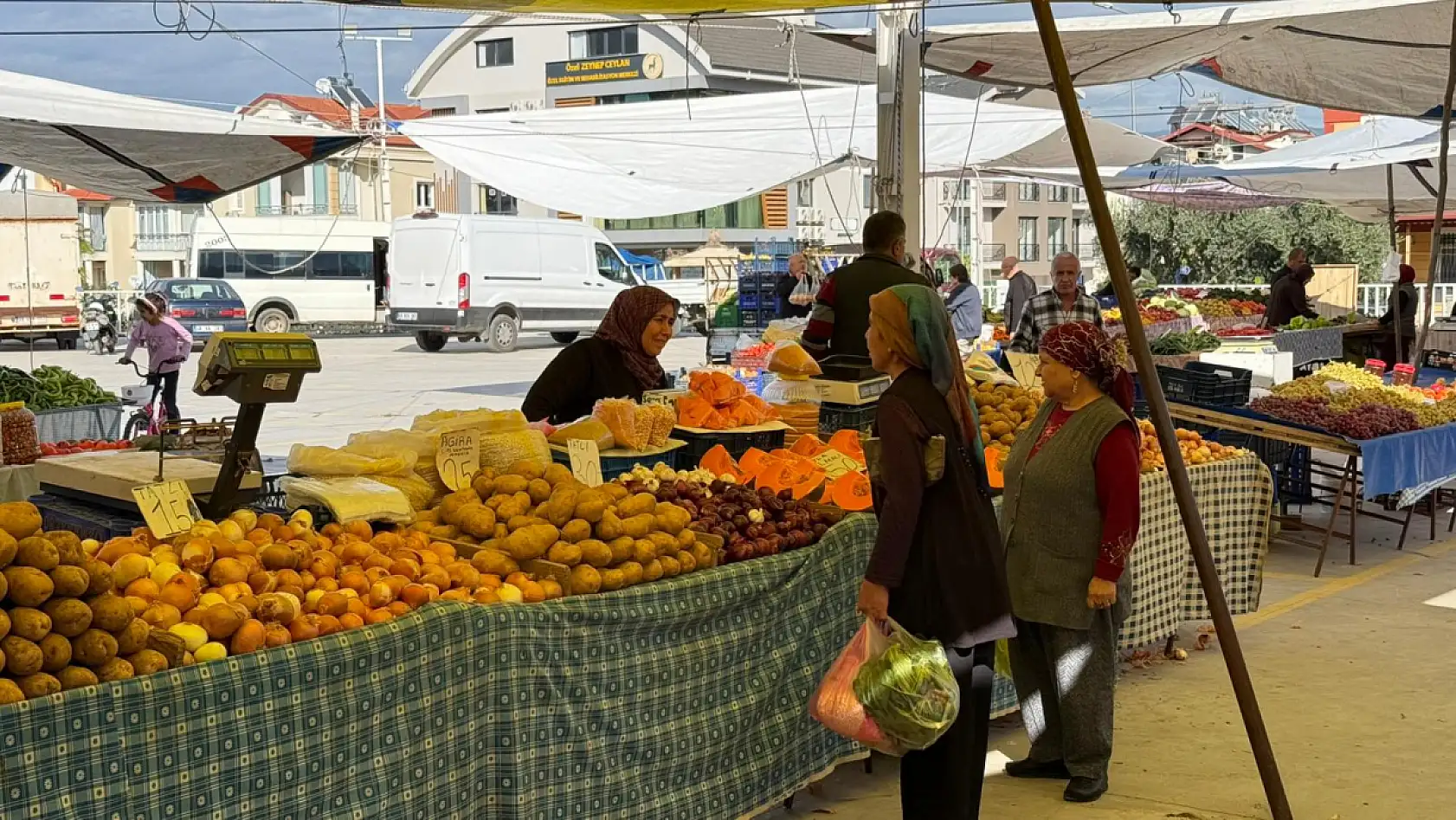 Uygun fiyatlı sebzelerle Fethiye Perşembe Pazarı'nda alışveriş keyfi