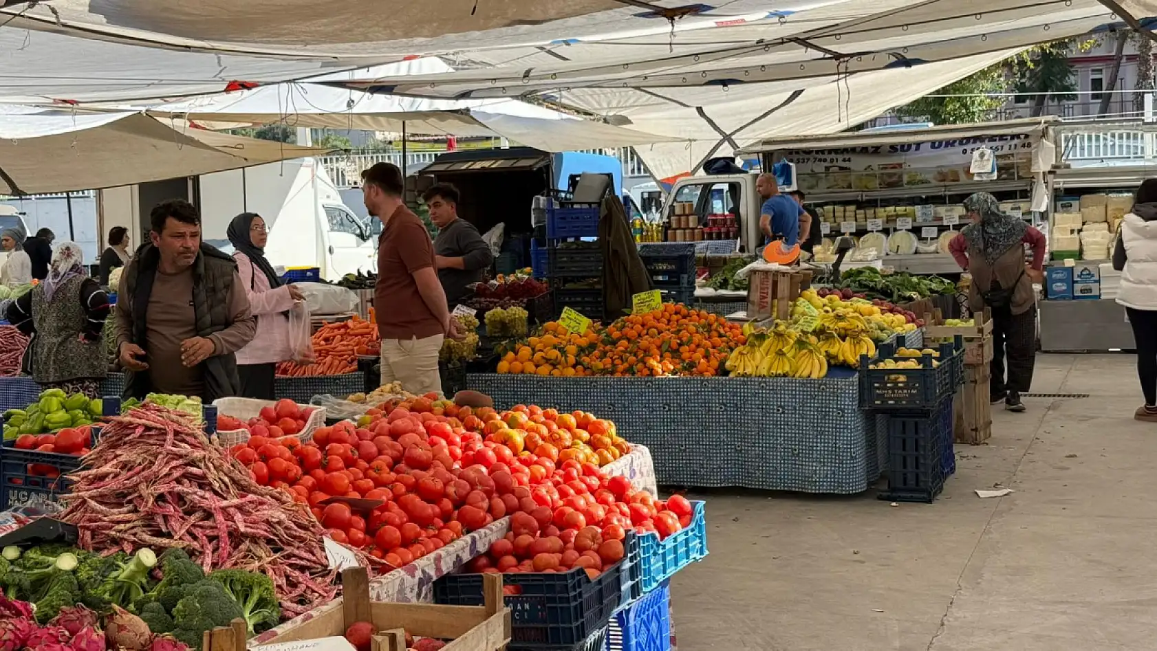 Uygun fiyatlı sebzelerle Fethiye Perşembe Pazarı'nda alışveriş keyfi