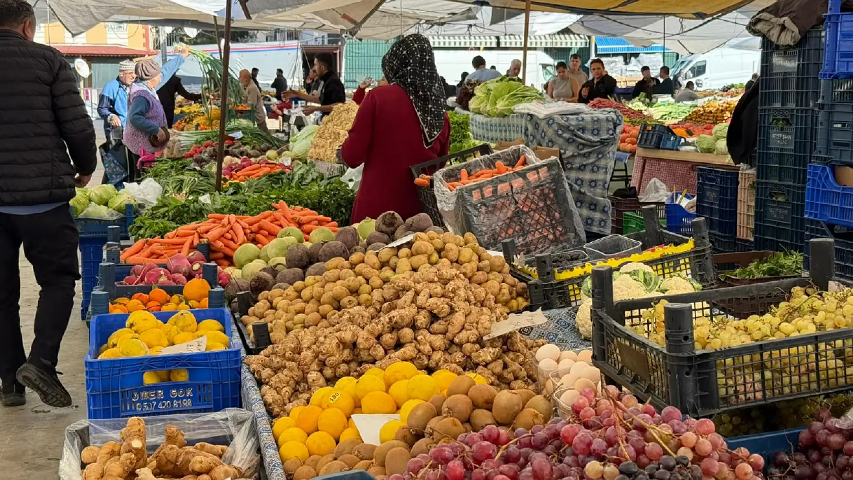 Uygun fiyatlı sebzelerle Fethiye Perşembe Pazarı'nda alışveriş keyfi