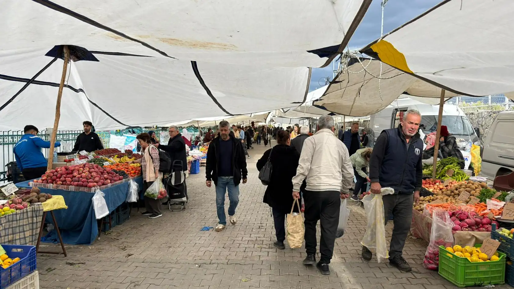 Fethiye Cuma Pazarı'nda Üretici Ali Akdağ, 'İşler yavaş başladı ama açıldı'