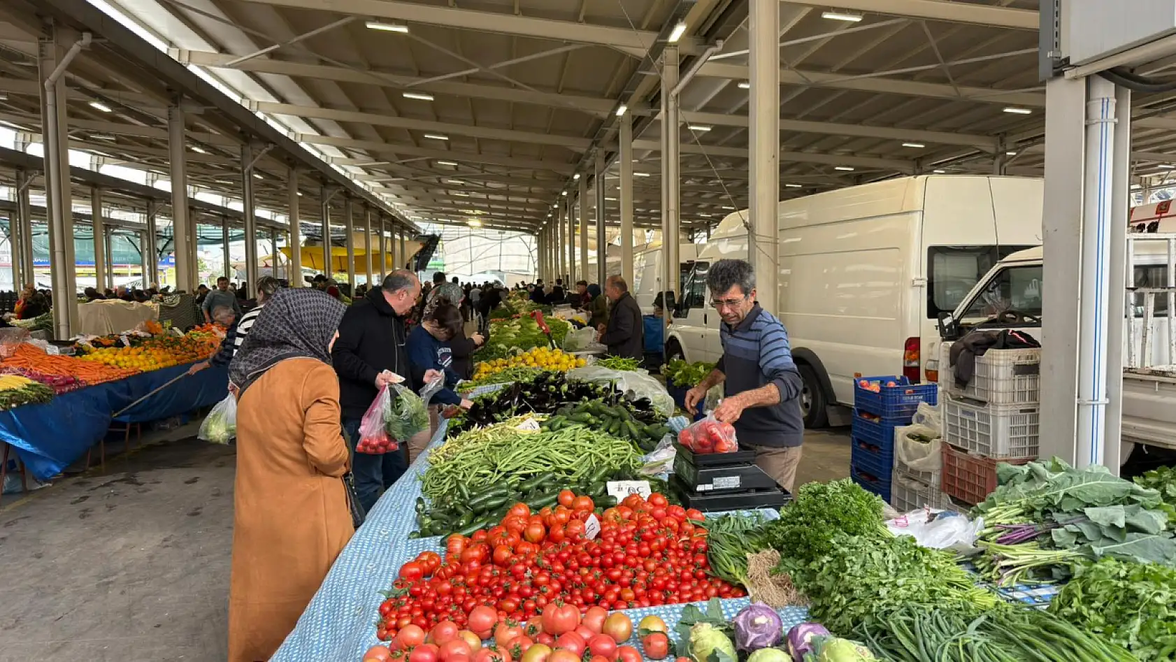 Fethiye Cumartesi Pazarı'nda taze sebze ve meyve fiyatları