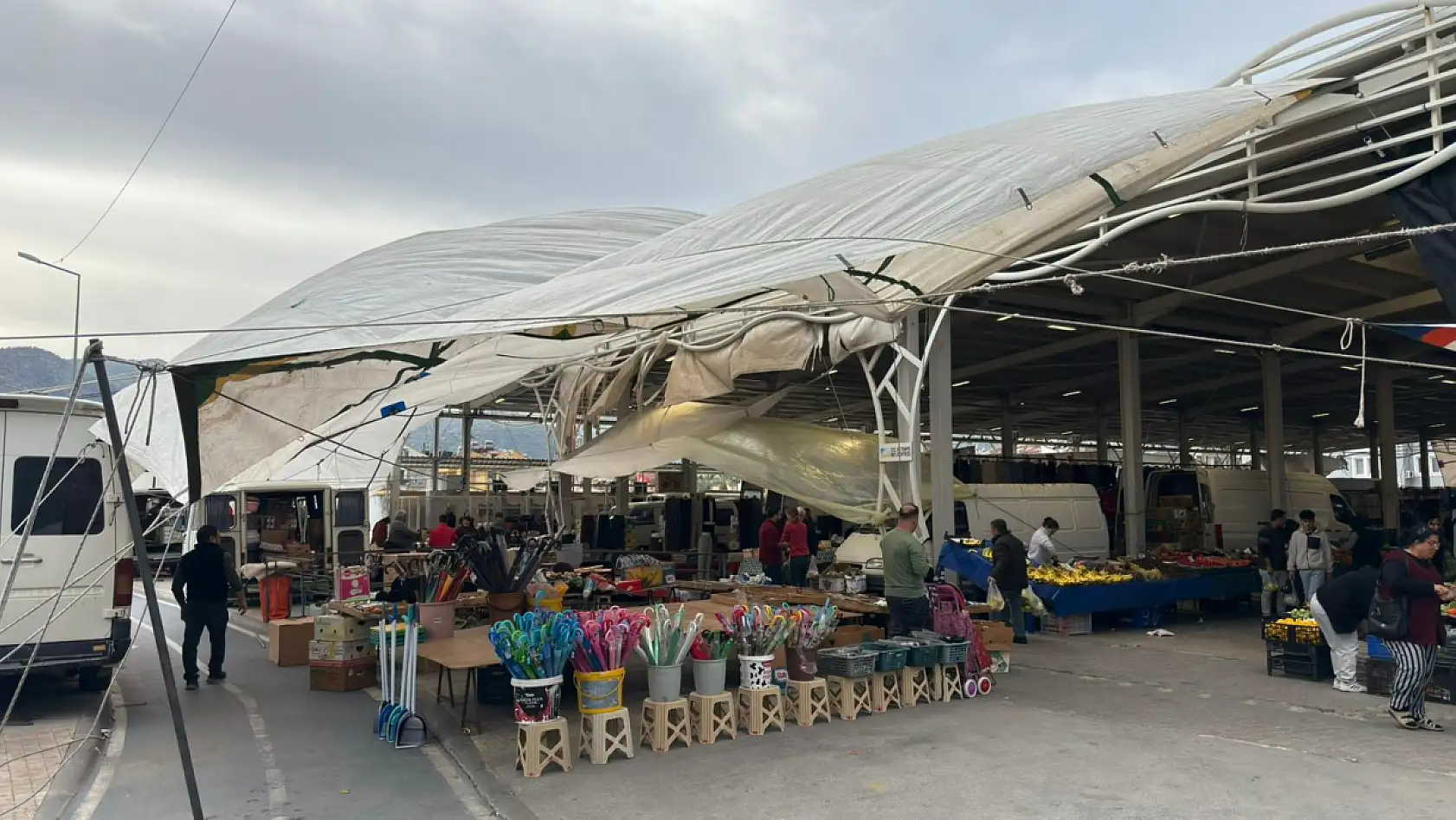 Fethiye Cumartesi Pazarı sert rüzgar ve soğuk havaya rağmen kuruldu