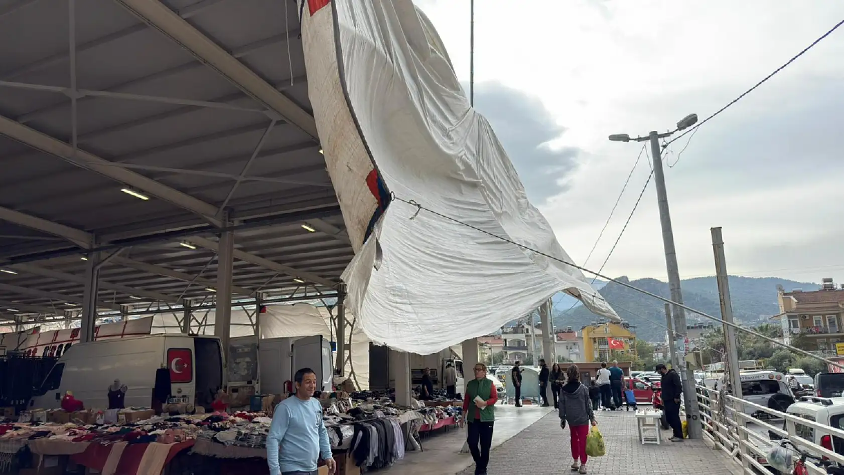 Fethiye Cumartesi Pazarı sert rüzgar ve soğuk havaya rağmen kuruldu