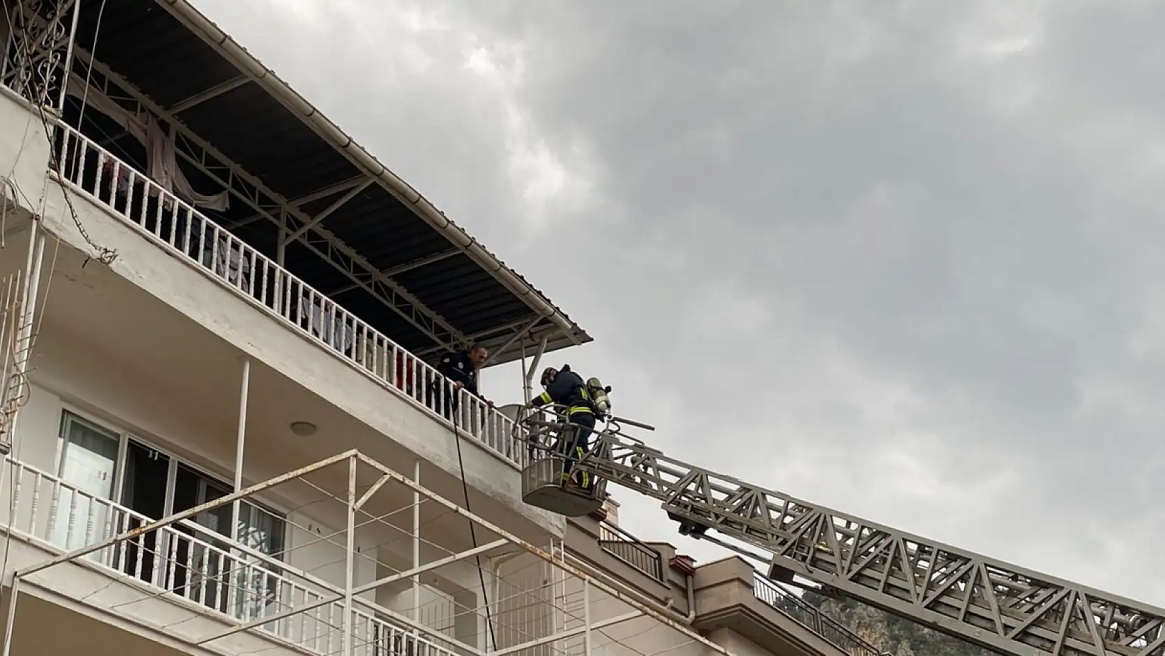 Fethiye'de Karagözler Mahallesi'nde Çatı Yangını