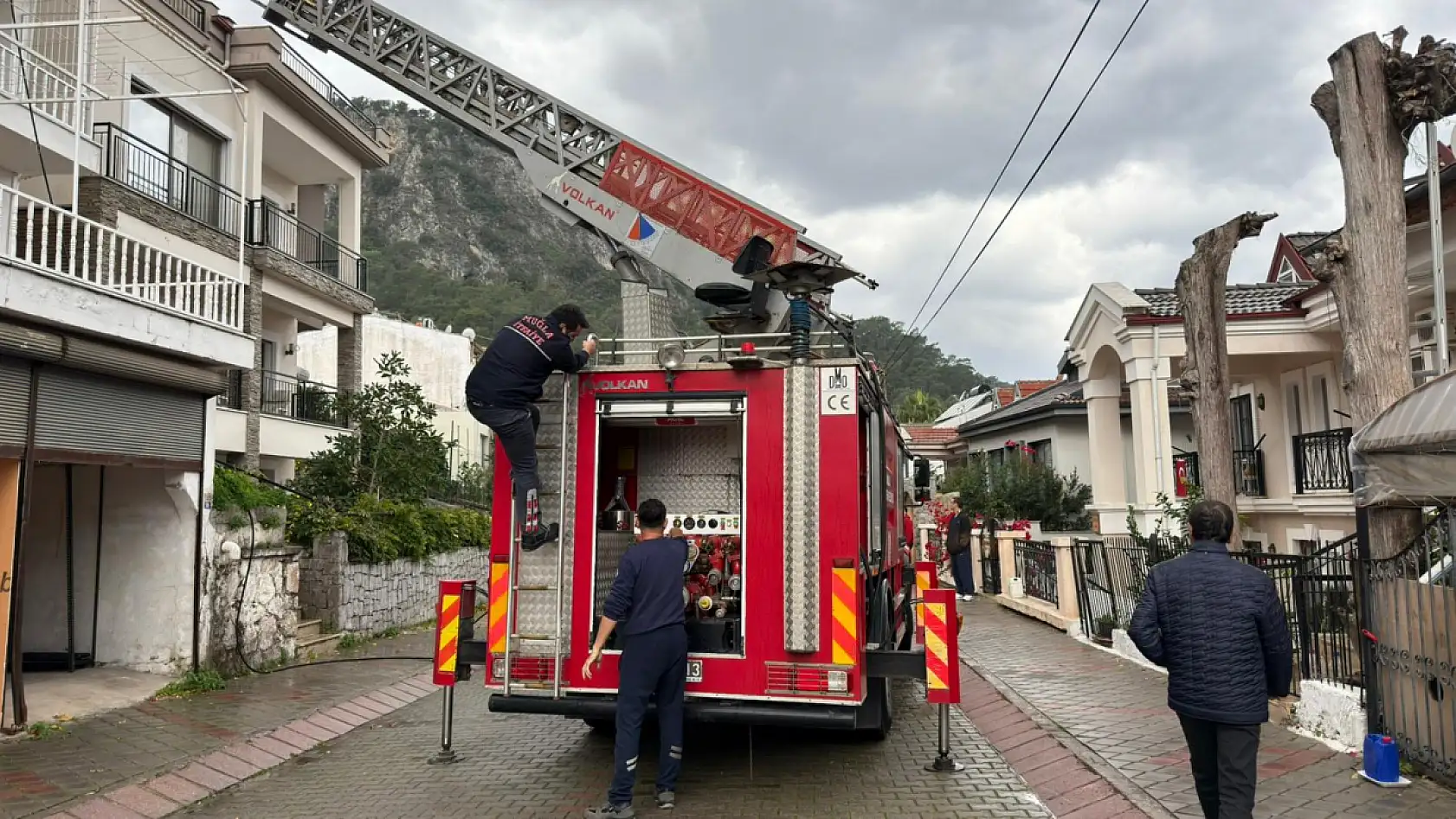 Fethiye'de Karagözler Mahallesi'nde Çatı Yangını