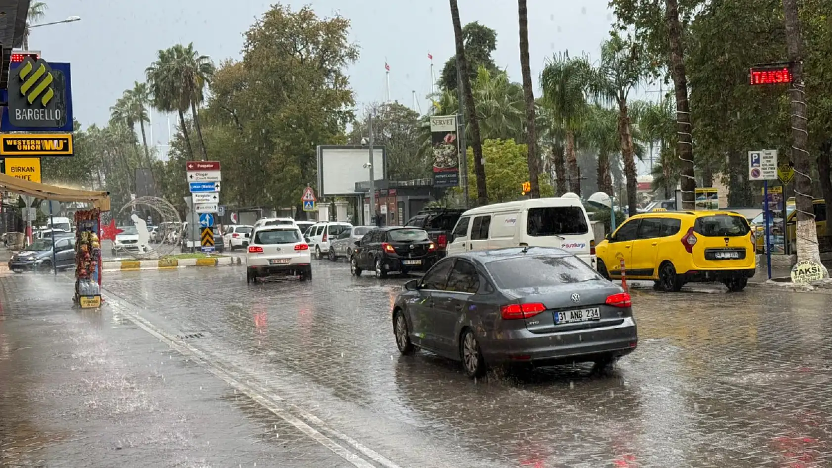 Fethiye'de sağanak ve dolu etkili oluyor