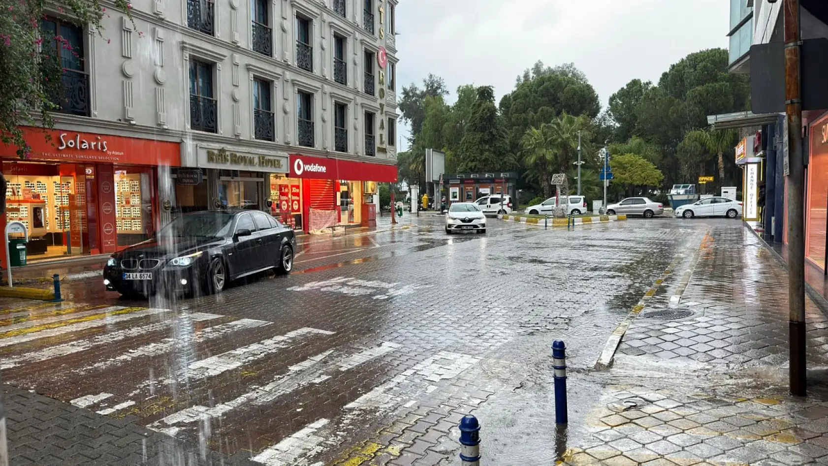 Fethiye'de sağanak ve dolu etkili oluyor