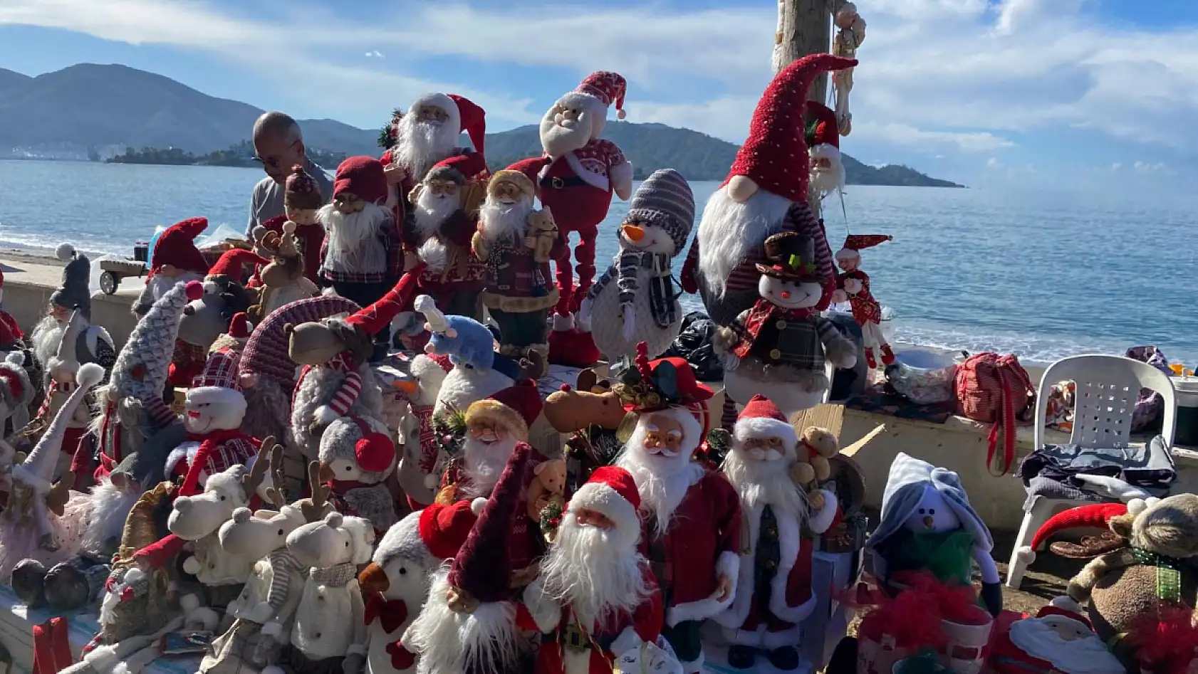 Çalış Plajı'nda Noel Pazarı kuruldu: Renkli tezgahlar yoğun ilgi gördü