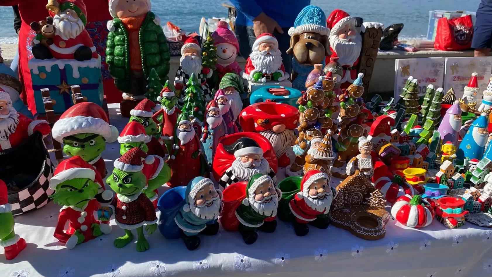 Çalış Plajı'nda Noel Pazarı kuruldu: Renkli tezgahlar yoğun ilgi gördü