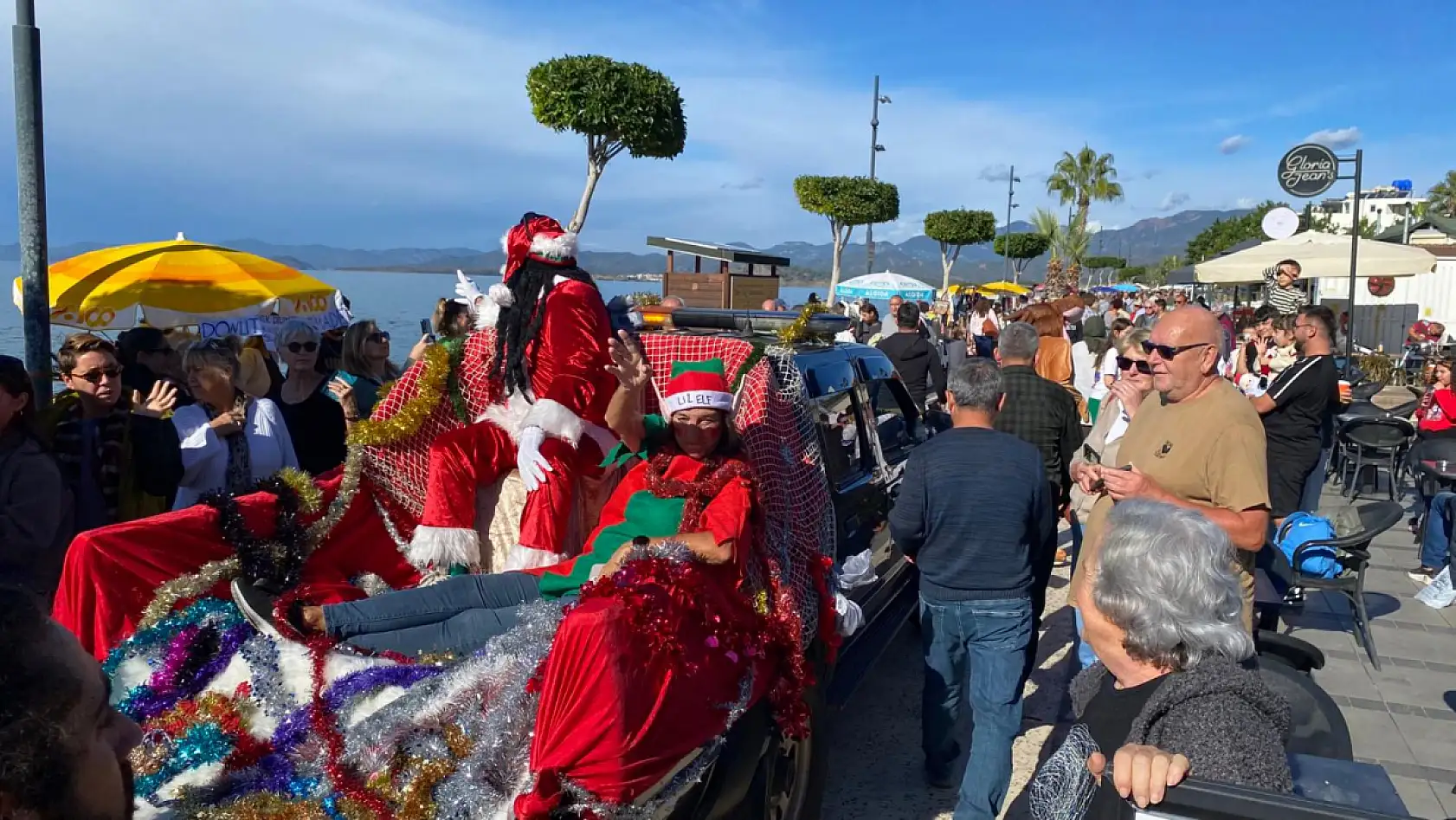 Çalış Plajı'nda Noel Pazarı kuruldu: Renkli tezgahlar yoğun ilgi gördü