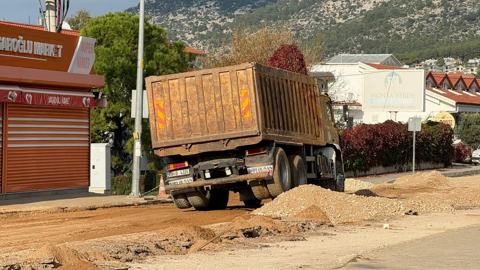 Ölüdeniz Yol Projesi Kapsamında Ovacık'ta Yol Çalışmaları Sürüyor