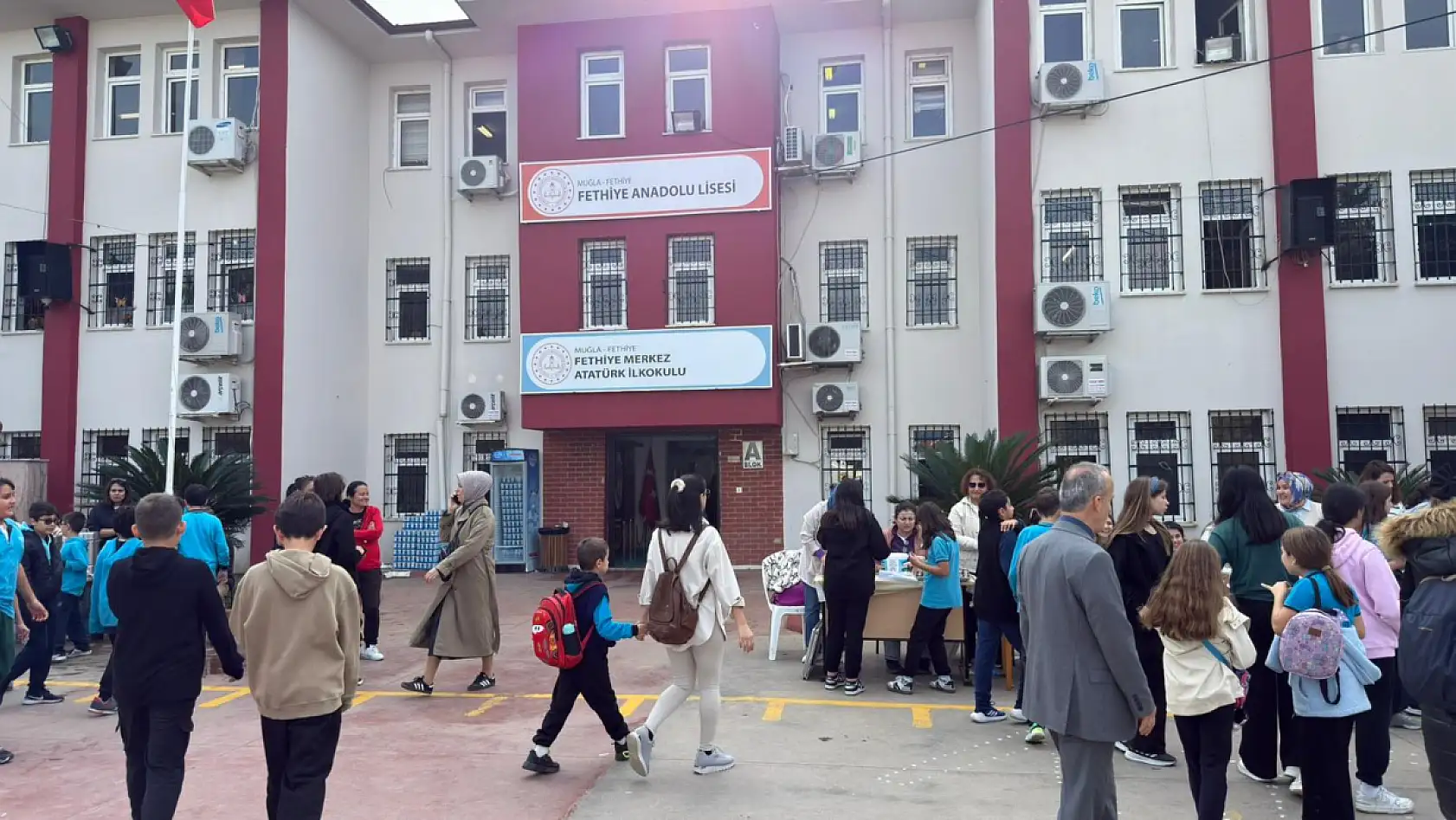 Fethiye'de Atatürk İlkokulu kermesine yoğun katılım