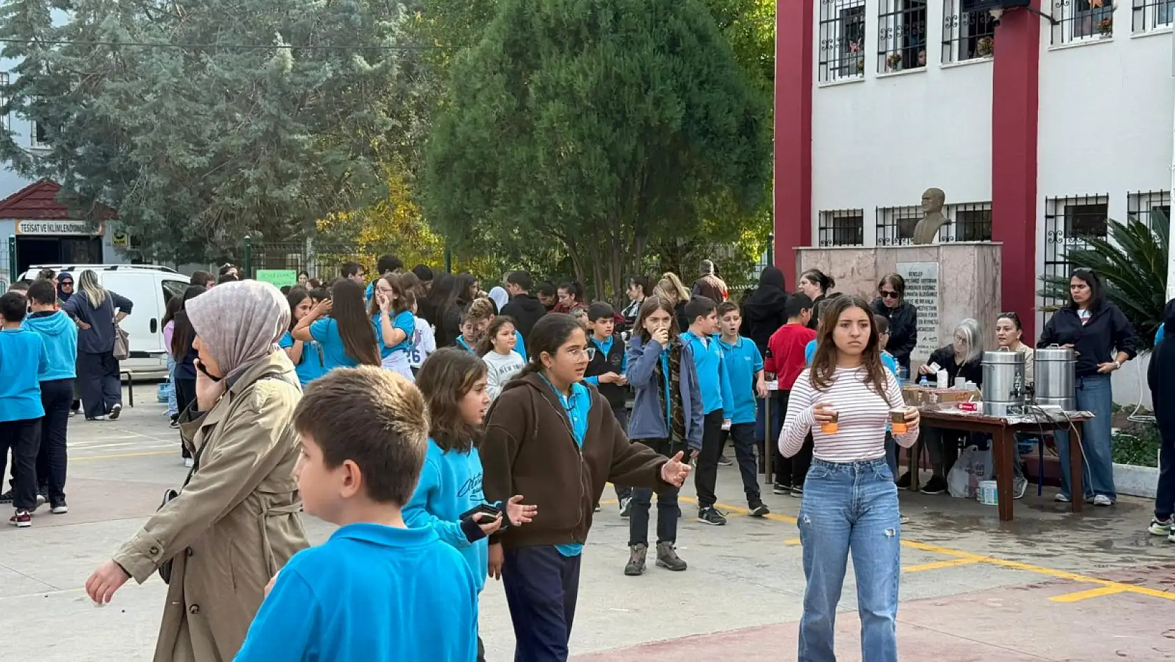 Fethiye'de Atatürk İlkokulu kermesine yoğun katılım