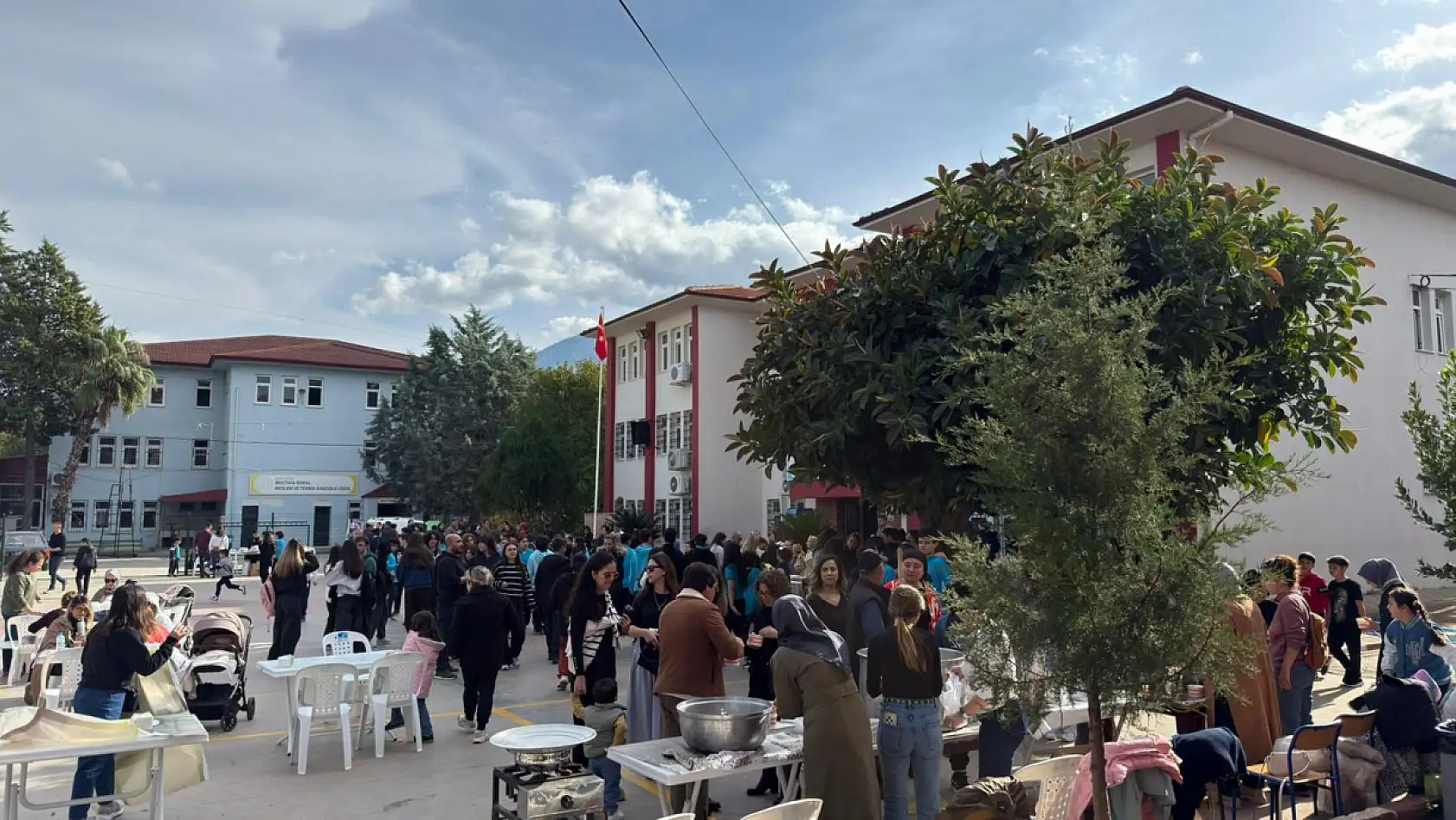 Fethiye'de Atatürk İlkokulu kermesine yoğun katılım