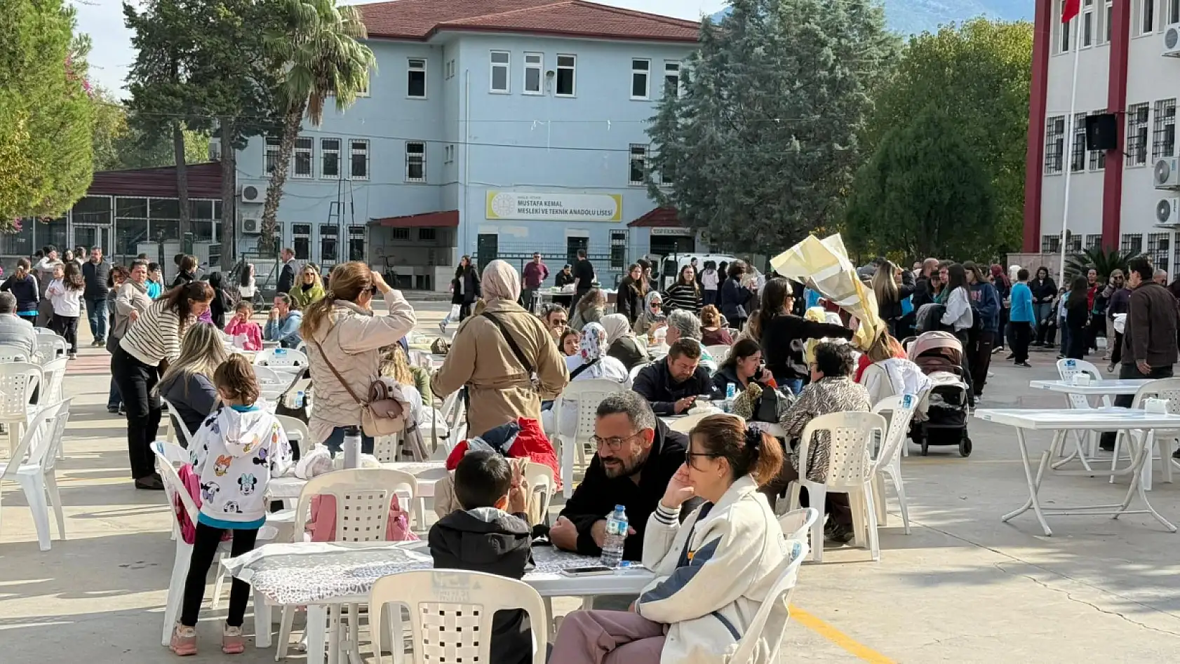 Fethiye'de Atatürk İlkokulu kermesine yoğun katılım